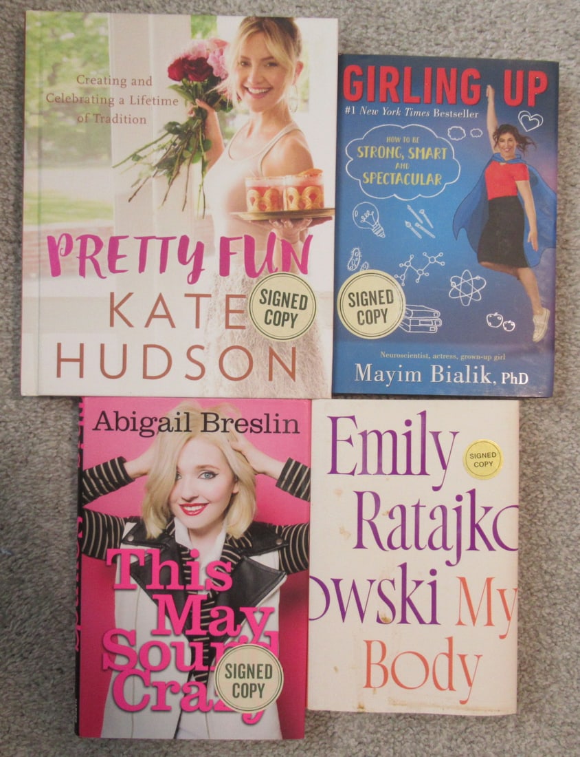 (4) Exclusive Signed Books Hudson / Ratajkowski / Breslin / Bialik (1 of 5)