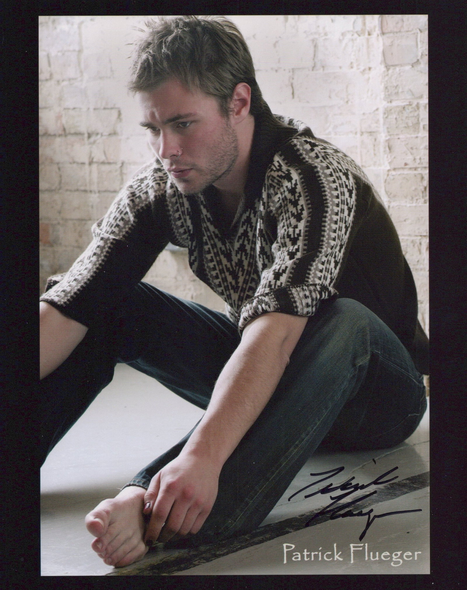 Patrick Flueger CHICAGO PD / BROTHERS In Person Signed Photo: Photo size is 8x10. Patrick Flueger in person signed photo. Patrick Flueger has done such TV and movies as CHICAGO PD ,THE 4400, and MOTHER'S DAY