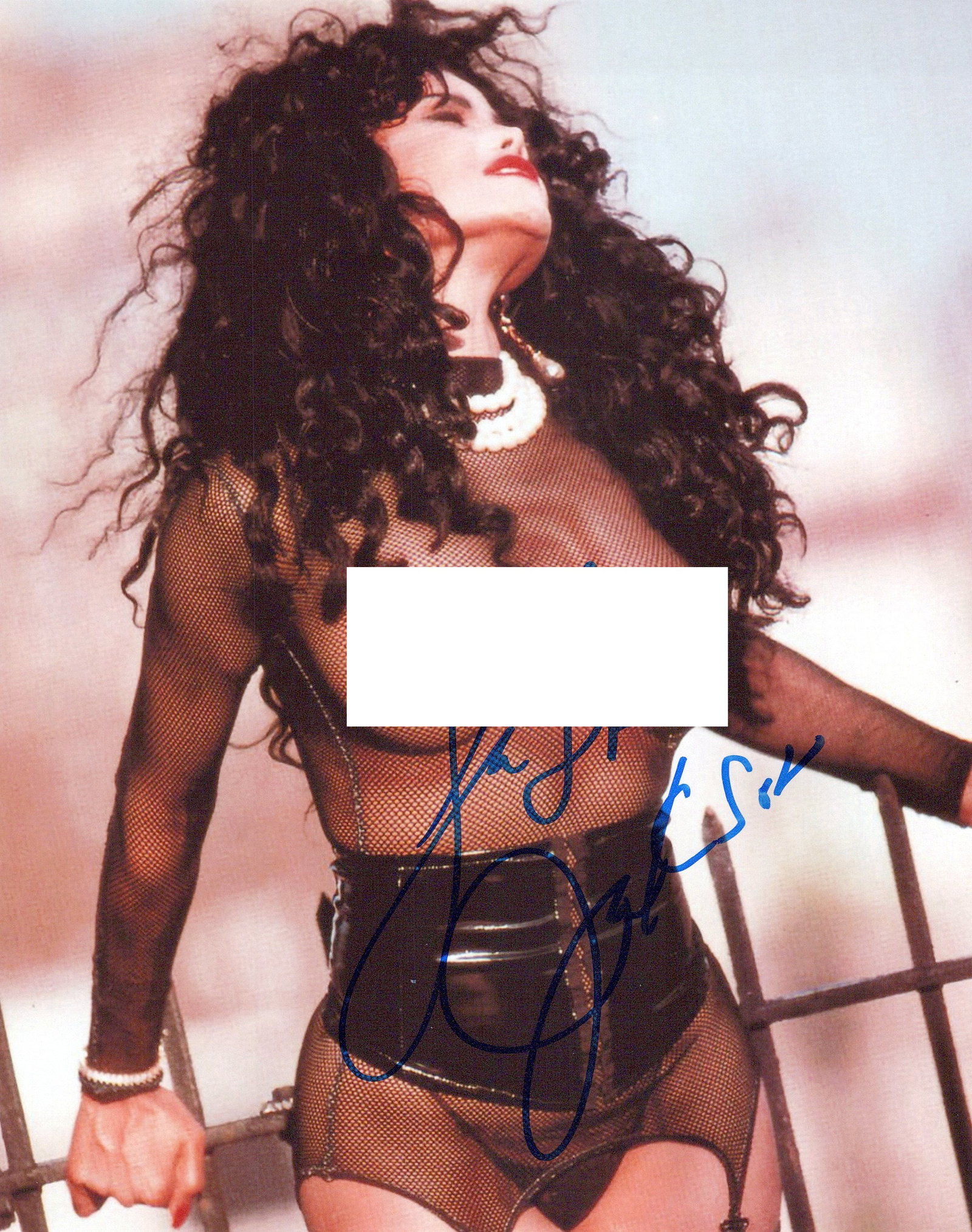 La Toya Jackson In Person Signed Photo: Photo size is 8x10. LaToya Jackson in person signed photo. LaToya Jackson is an American singer and television personality. The fifth child and middle daughter of the Jackson family, Jackson first gai