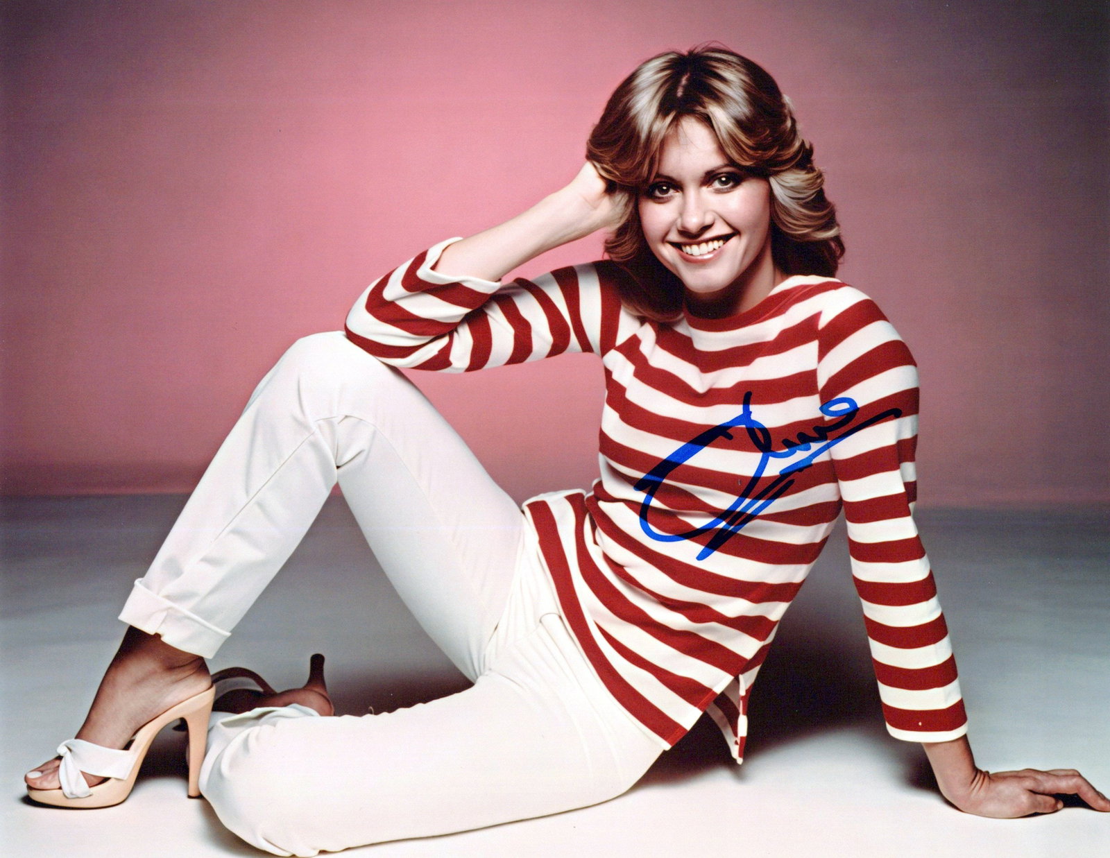 Olivia Newton John (1948-2022) SINGER / ACTRESS In Person Signed Photo: Photo size is 8x10. Olivia Newton John(1948-2022) beautiful in person signed photo. Olivia Newton John has done such movies as GREECE, TWO OF A KIND, and XANADU