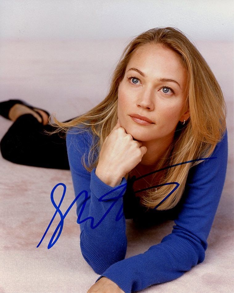 Sarah Wynter SIXTH DAY / SPECIES In Person Signed Photo: Photo size is 8x10. Sarah Wynter in person signed photo. Sarah Wynter has done such TV and movies as THE SIXTH DAY, SPECIES 2, and GOLIATH.