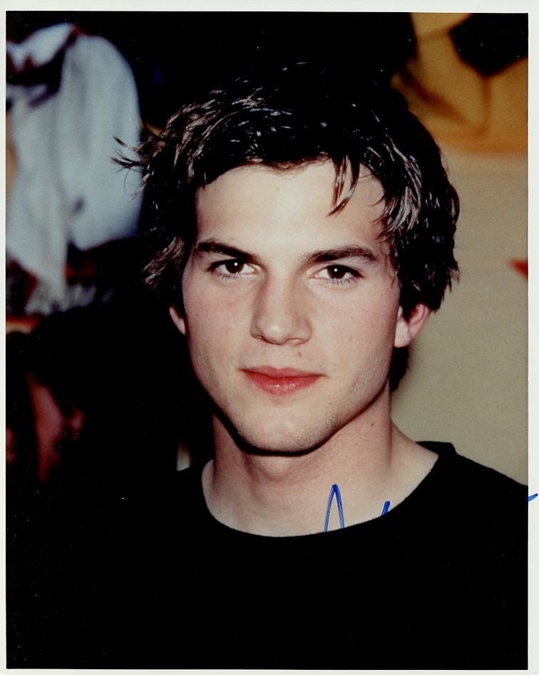 Ashton Kutcher 70 SHOW / THE RANCH In Person Signed Photo: Photo size is 8x10. Ashton Kutcher in person sign photo. Ashton Kutcher has done such TV and movies as THAT 70S SHOW, 2 1/2 MEN, and THE RANCH. IMPERFECTIONS: signed in dark area. Priced accordingly.
