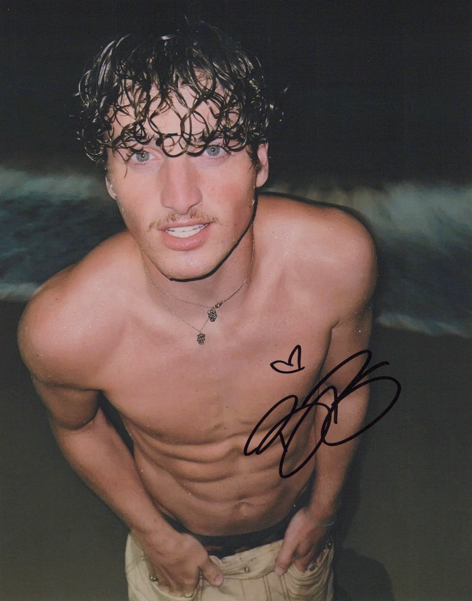 Benson Boone SINGER / SONG WRITER In Person Signed Photo: Photo size is 8x10. Benson Boone in person signed photo. Benson Boone is an American singer-songwriter and pop balladeer known for his soulful vibe and emotional piano ballads. Born in 2002 in Monroe,