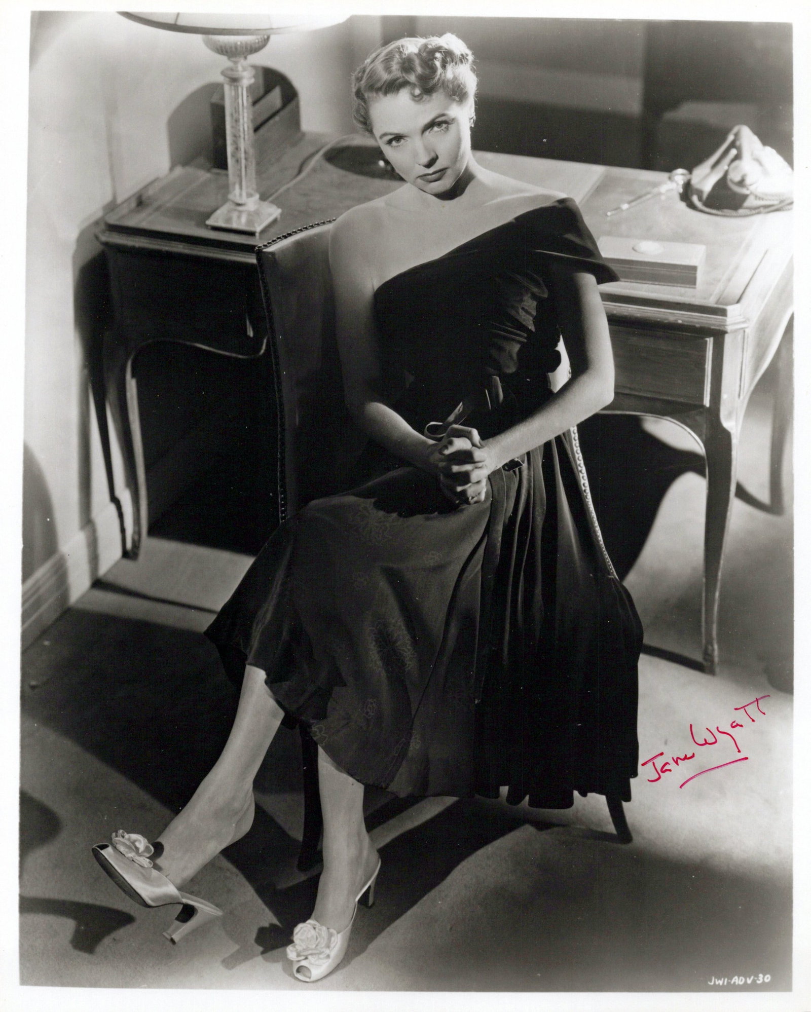 Jane Wyatt (1920-2006) STAR TREK / PITFALL Signed Photo: Photo size is 8x10. Jane Wyatt (1920-2006) beautiful signed photo. Jane Wyatt has done such TV and movies as STAR TREK FOR THE VOYAGE HOME, FATHER KNOWS BEST, and LOST HORIZON.