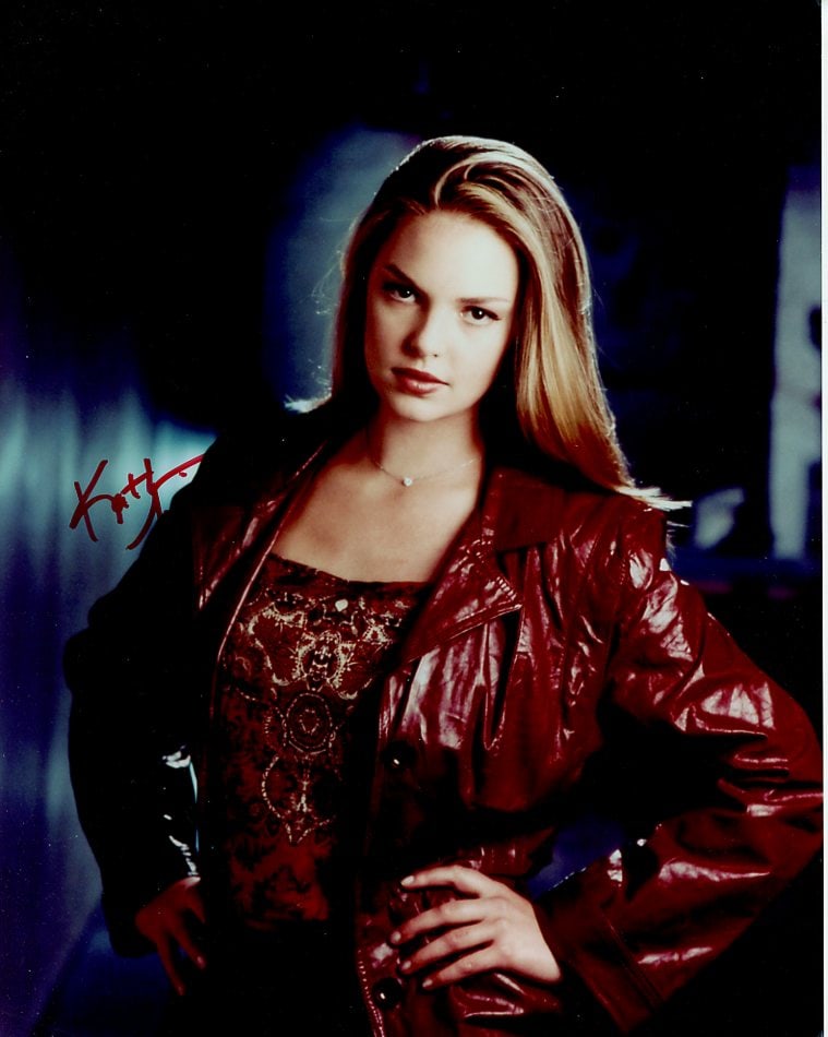 Katherine Heigl ROSWELL Signed Photo: Photo size is 8x10. Katherine Heigl signed photo from the TV series ROSWELL. Katherine Heigl as the character Isabel Evans.