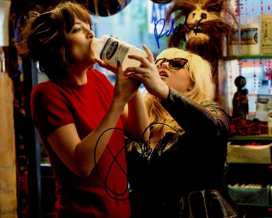 Dakota Johnson / Rebel Wilson HOW TO BE SINGLE In Person Signed Photo: Photo size is 8x10. Dakota Johnson / Rebel Wilson in person signed photo from the movie HOW TO BE SINGLE. Dakota Johnson as the character Alice. Rebel Wilson as the character Robin.