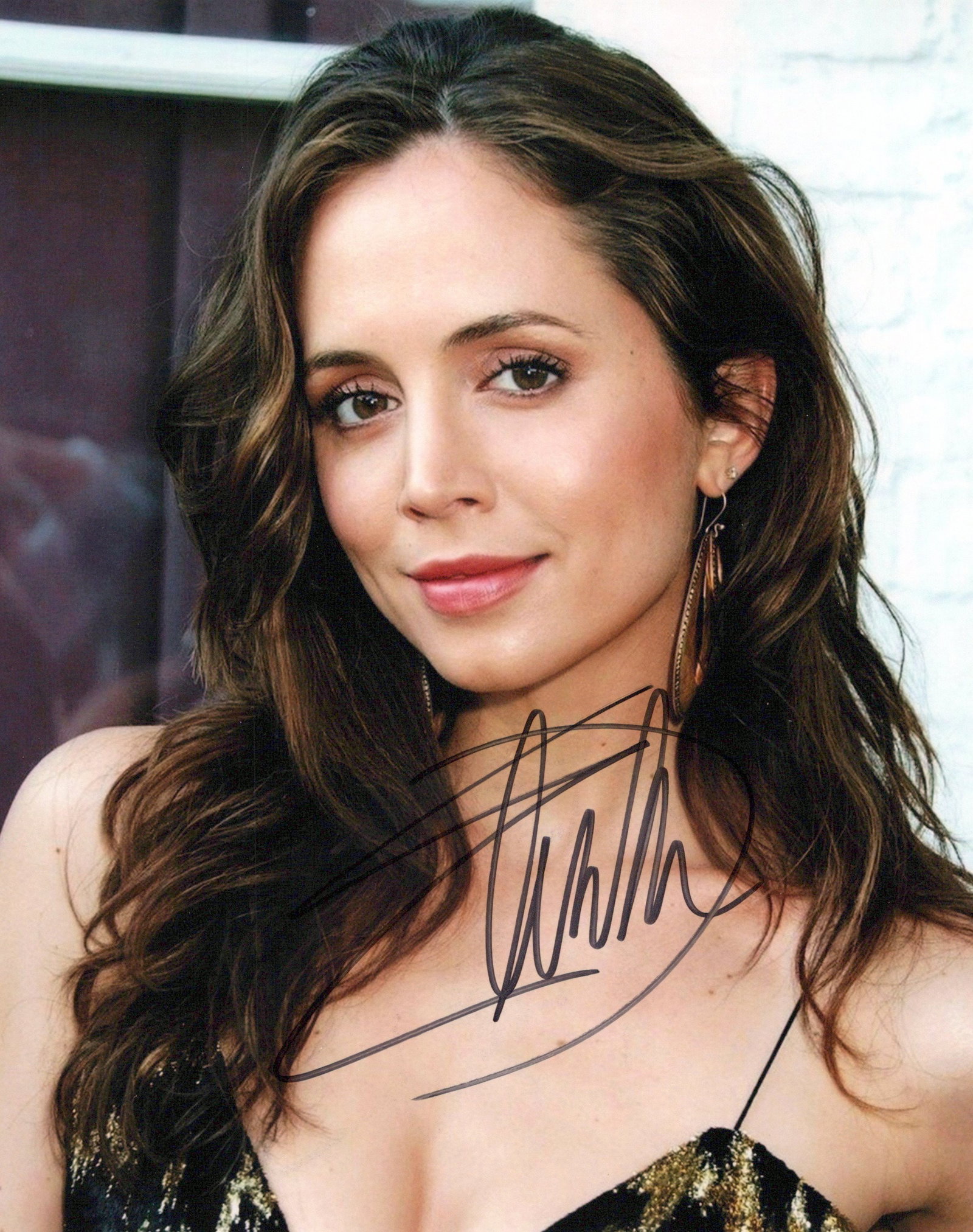 Eliza Dushku BUFFY / BRINGING ON In Person Signed Photo: Photo size is 8x10. Eliza Dushku in person signed photo. Eliza Dushku has done such TV and movies as BUFFY THE VAMPIRE SLAYER, BRING IT ON, and LONG-TERM.
