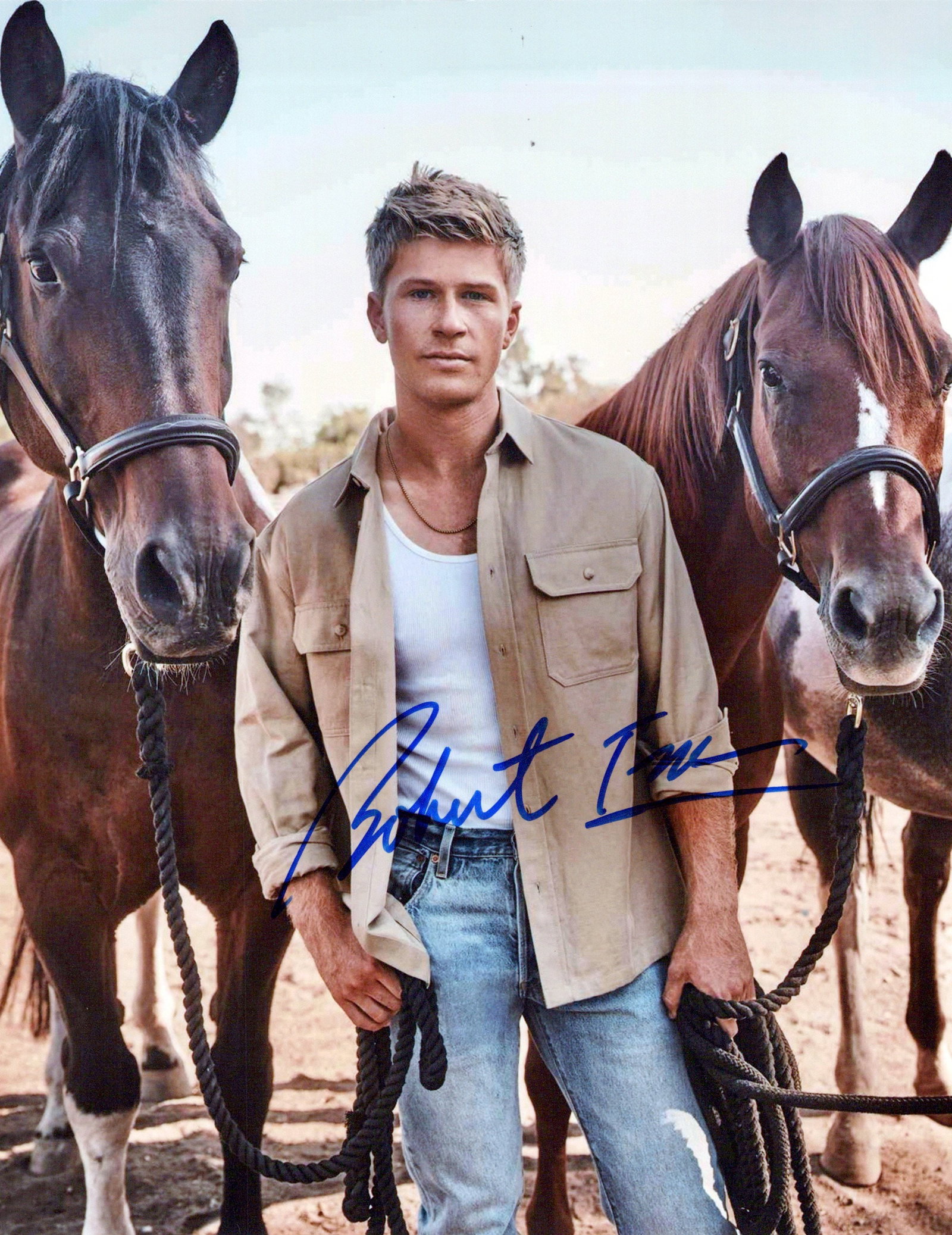 Robert Irwin CROCODILE HUNTER In Person Signed Photo: Photo size is 8x10. Robert Irwin in person signed photo. Son of the late Steve Irwin. Australian wildlife photographer