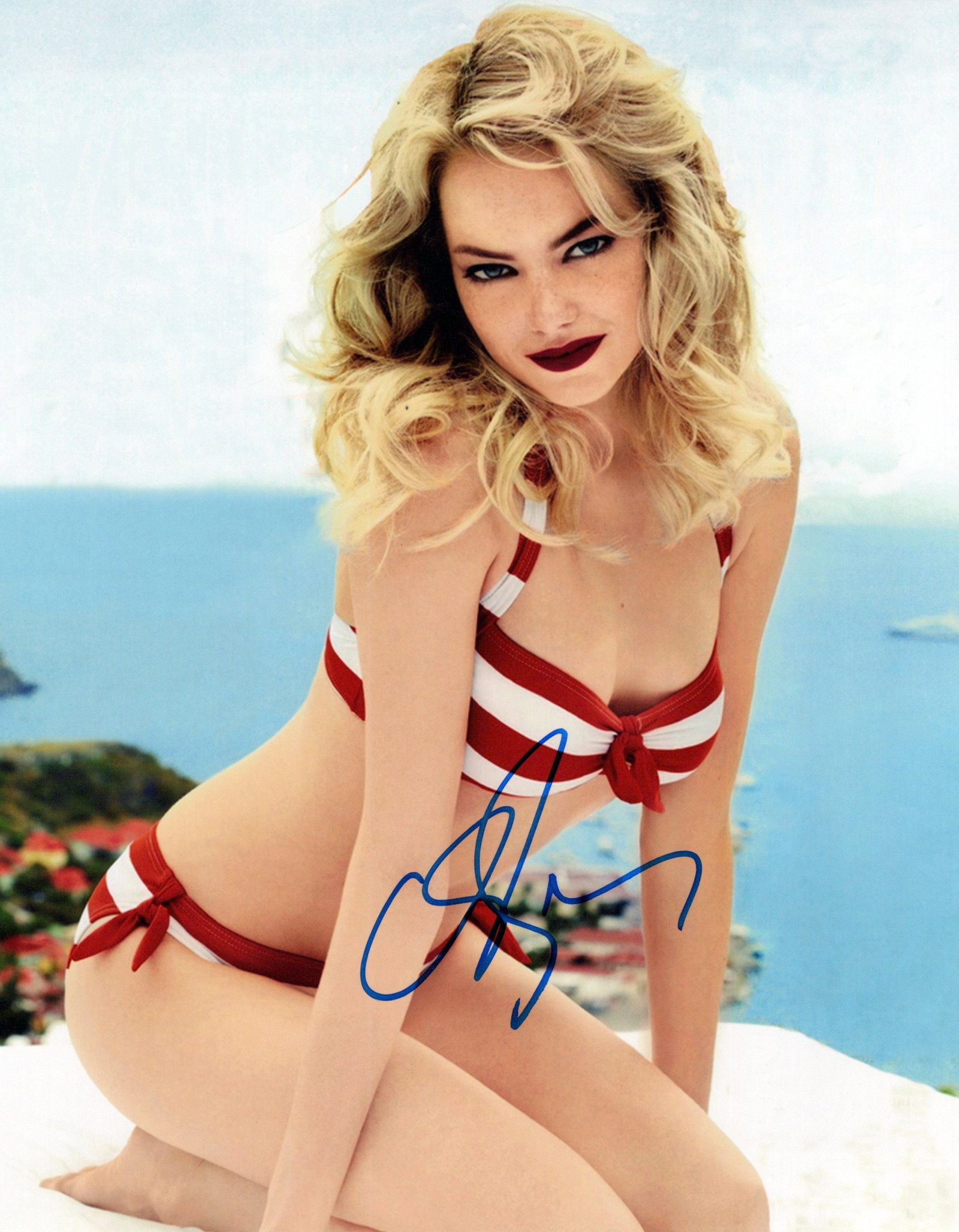 Emma Stone SPIDERMAN / LA LA LAND In Person Signed Photo: Photo size is 8x10. Emma Stone in person signed photo. Emma Stone has done such movies as EASY A, LA LA LAND, and ZOMBIELAND.