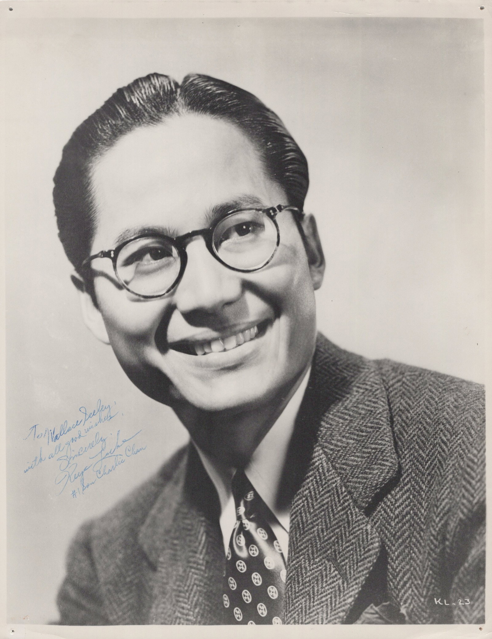 Keye Luke (1904-1991) KUNG-FU / GREEN HORNET Signed Photo: Photo size is 8x10. Keye Luke (1904-1991) signed photo. Keye Luke has done such TV and movies as GREMLINS, ALICE, and THE GREEN HORNET. INSCRIBED. He has also added #1 Son Charle Chan