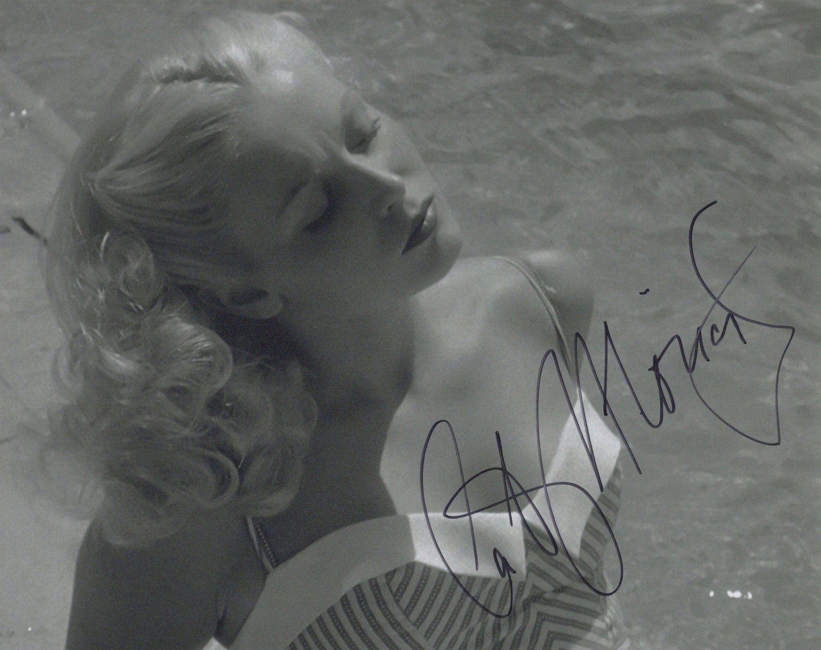 Cathy Moriarty RAGING BULL / SOAPDISH In Person Signed Photo: Photo size is 8x10. Cathy Moriarty in person signed photo. Cathy Moriarty has done such movies as RAGING BULL, THE BOUNTY HUNTER, and SOAPDISH