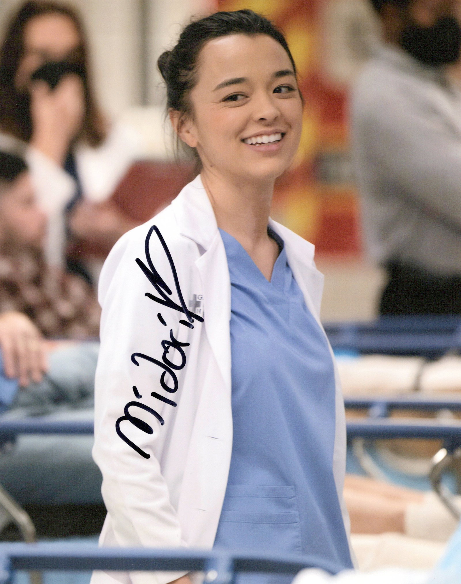 Midori Francis GREYS ANATOMY In Person Signed Photo: Photo size is 8x10. Midori Francis in person signed photo from the TV Seri GREYS ANATOMY. Midori Francis as the character Dr. Mika Yasuda