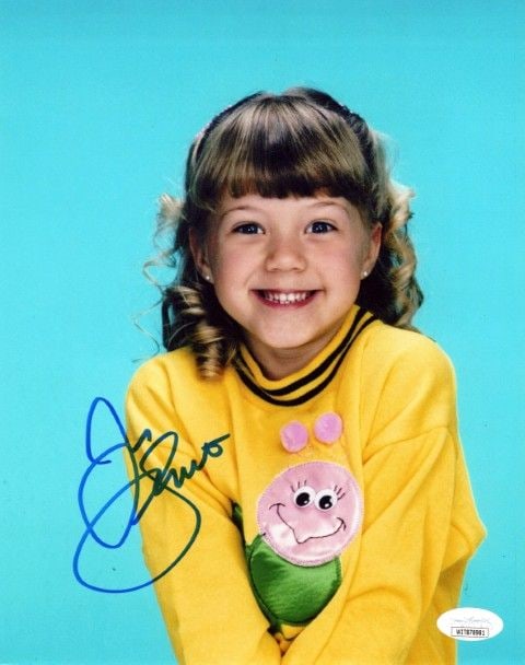 Jodie Sweetin - FULL HOUSE (JSA) In Person Signed Photo: Photo size is 8x10. PRIVATE SIGNING. This item is JSA authenticated. Jodie Sweetin in person signed photo from the TV series FULL HOUSE. Jodie Sweetin as the character Stephanie Tanner.