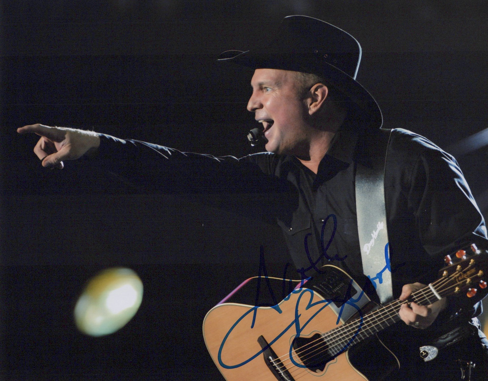 Garth Brooks COUNTRY MUSIC In Person Signed Photo: Photo size is 8x10. Garth Brooks in person signed photo. Garth Brooks is an American country music singer and songwriter. His integration of pop and rock elements into the country genre has earned him