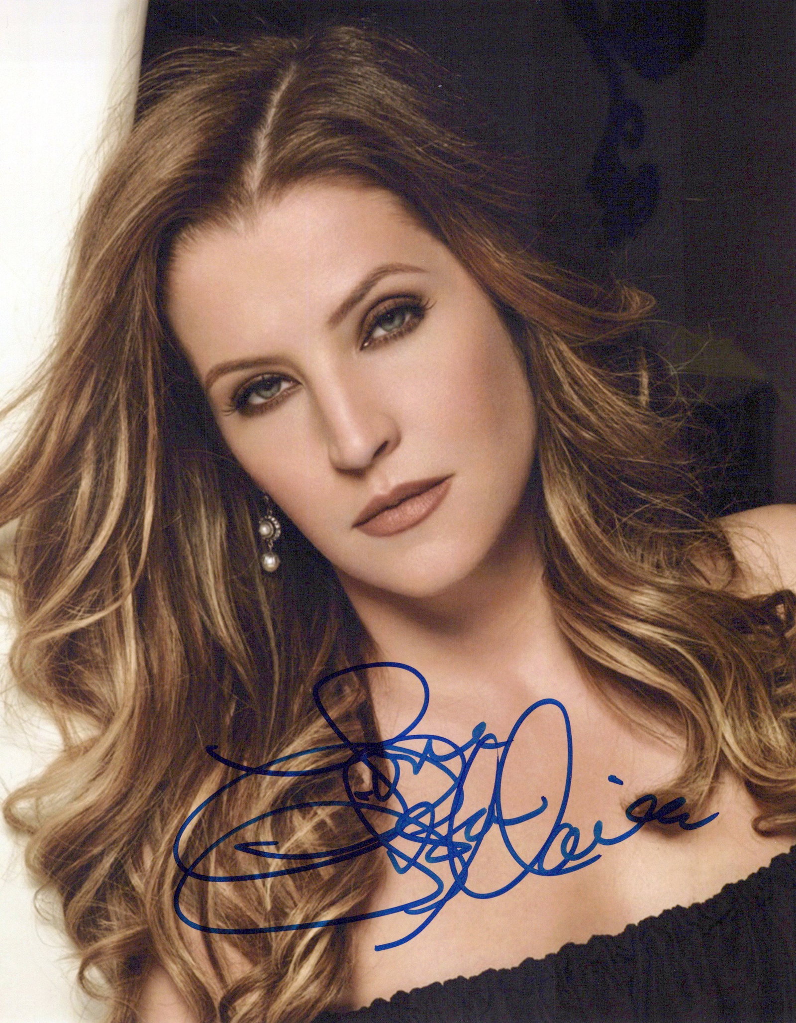 Lisa Marie Presley (1968-2023) BEAUTIFUL In Person Signed Photo (1 of 1)