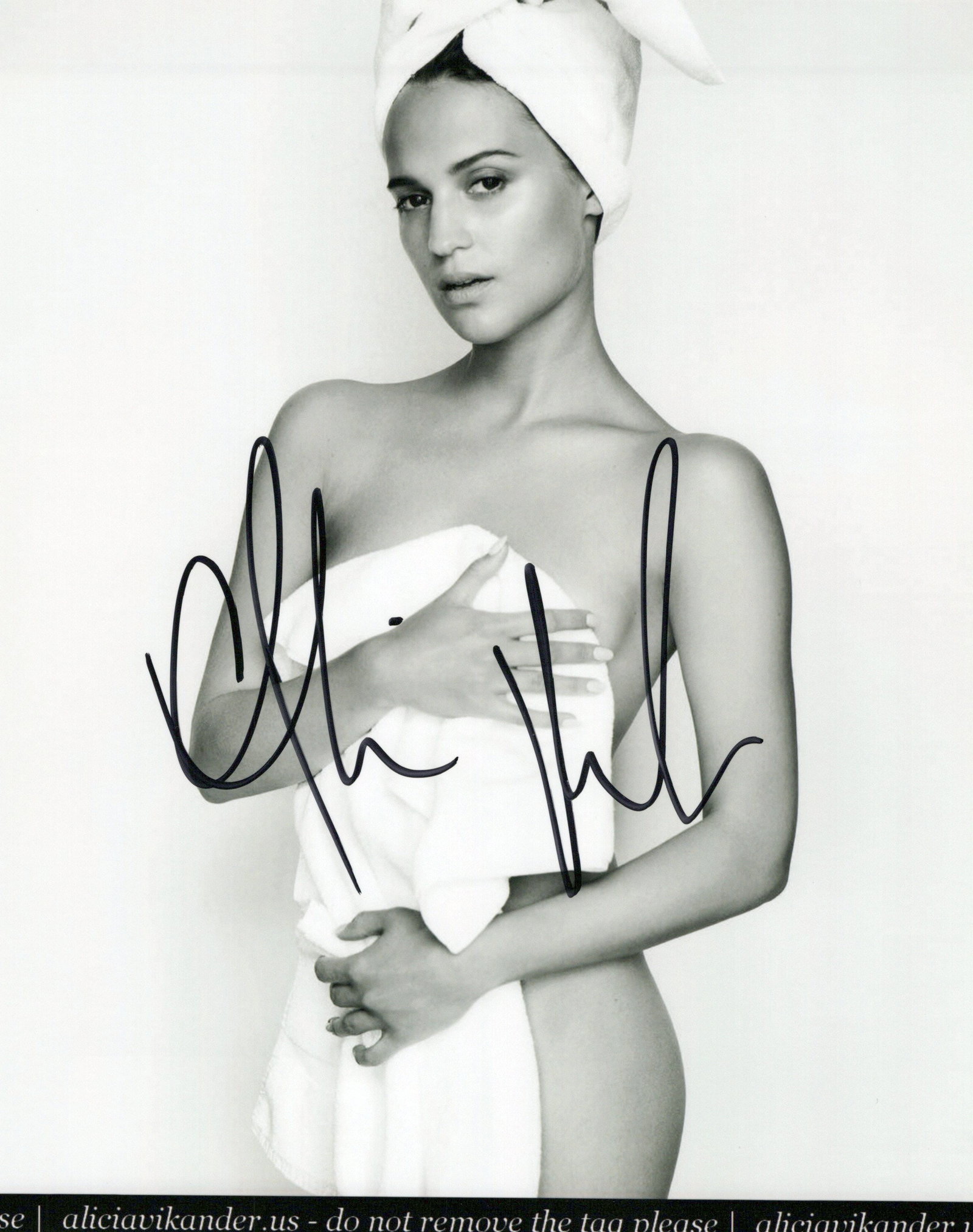 Alicia Vikander STUNNING / TOMB RAIDER In Person Signed Photo: Photo size is 8x10. Alicia Vikander in person signed autographed photo. Alicia Vikander has been in such movies as TOMB RAIDER, JASON BOURNE, and EX MACHINA. IMPERFECTIONS: black bar at the bottom of 