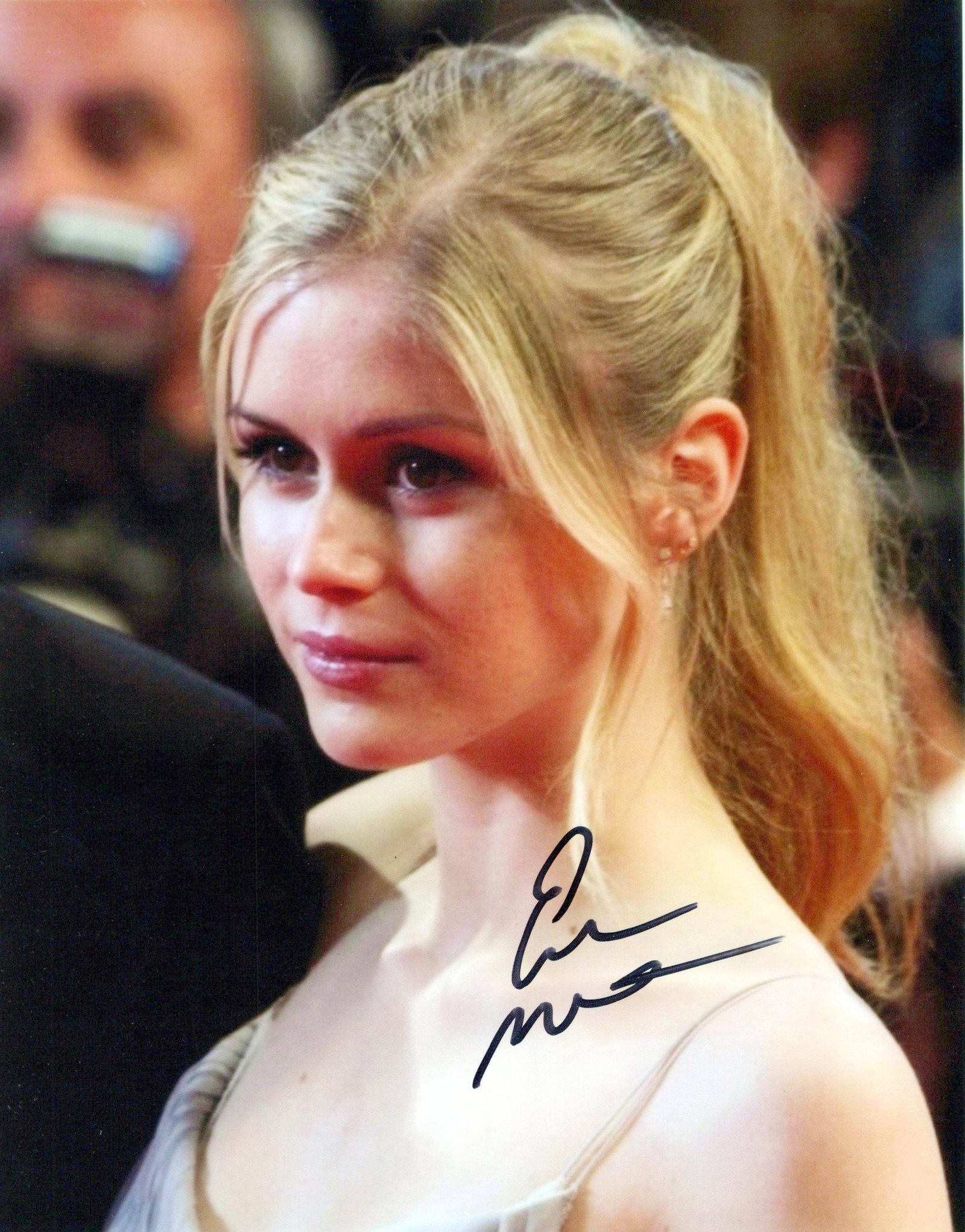 Erin Moriarty PRETTY / THE BOYS In Person Signed Photo: Photo size is 8x10. Erin Moriarty in person signed photo. Erin Moriarty has done such TV and movies as THE BOYS, BLOOD FATHER, and CAPT. FANTASTIC