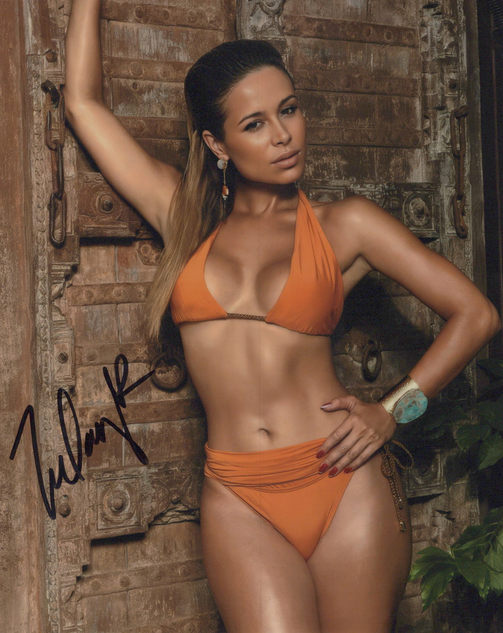 Zulay Henao FIGHTERS / TAKERS In Person Signed Photo: Photo size is 8x10. Zulay Henao sexy in person signed photo. Zuley Henao has done such movies as FIGHTING, THE HOUSE NEXT DOOR MEET THE BLACKS, and S. Darko