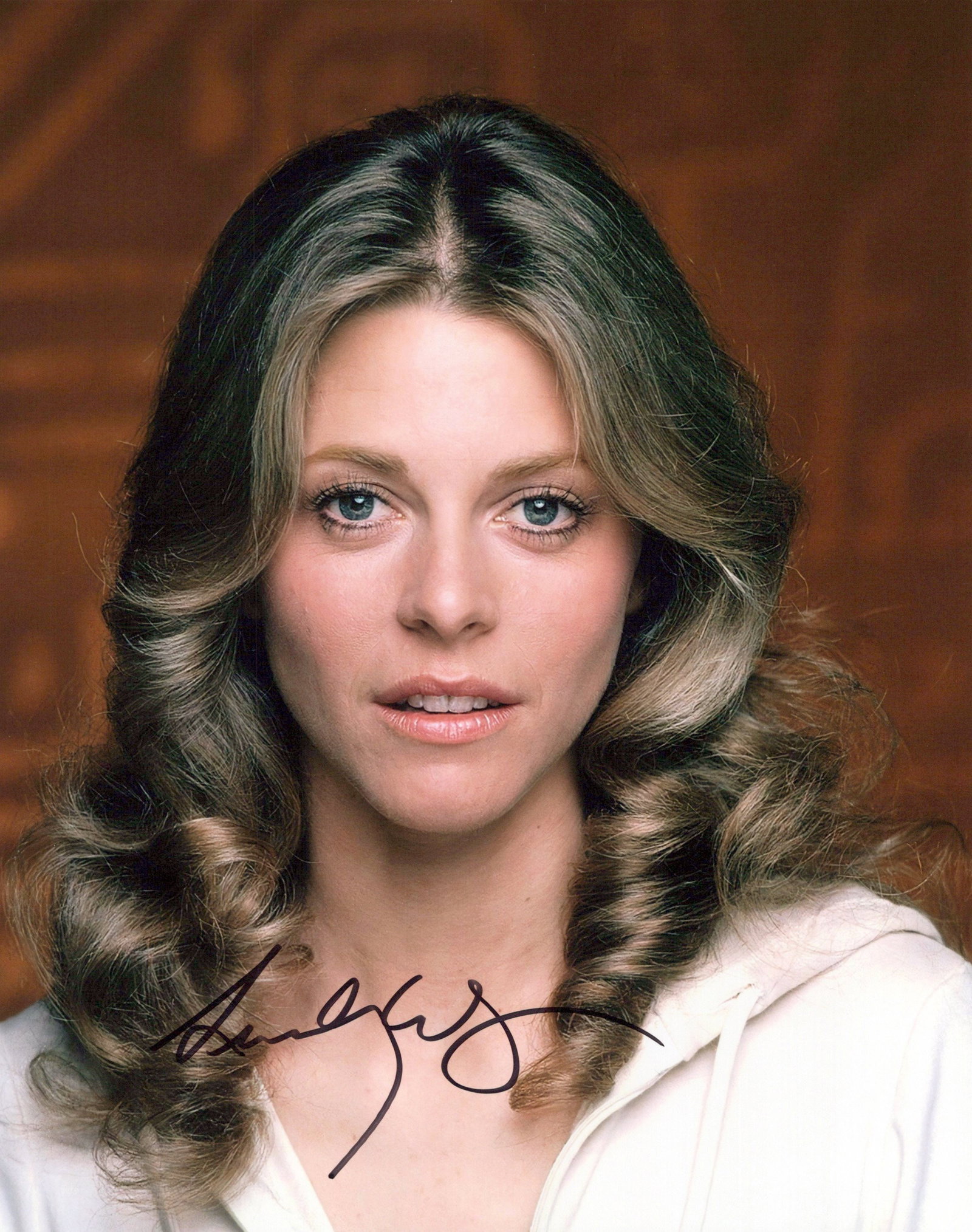 Lindsay Wagner BIONIC WOMAN In Person Signed Photo: Photo size is 8x10. Lindsay Wagner in person signed photo from the TV series THE BIONIC WOMAN. Lindsay Wagner as the character Jamie Summers