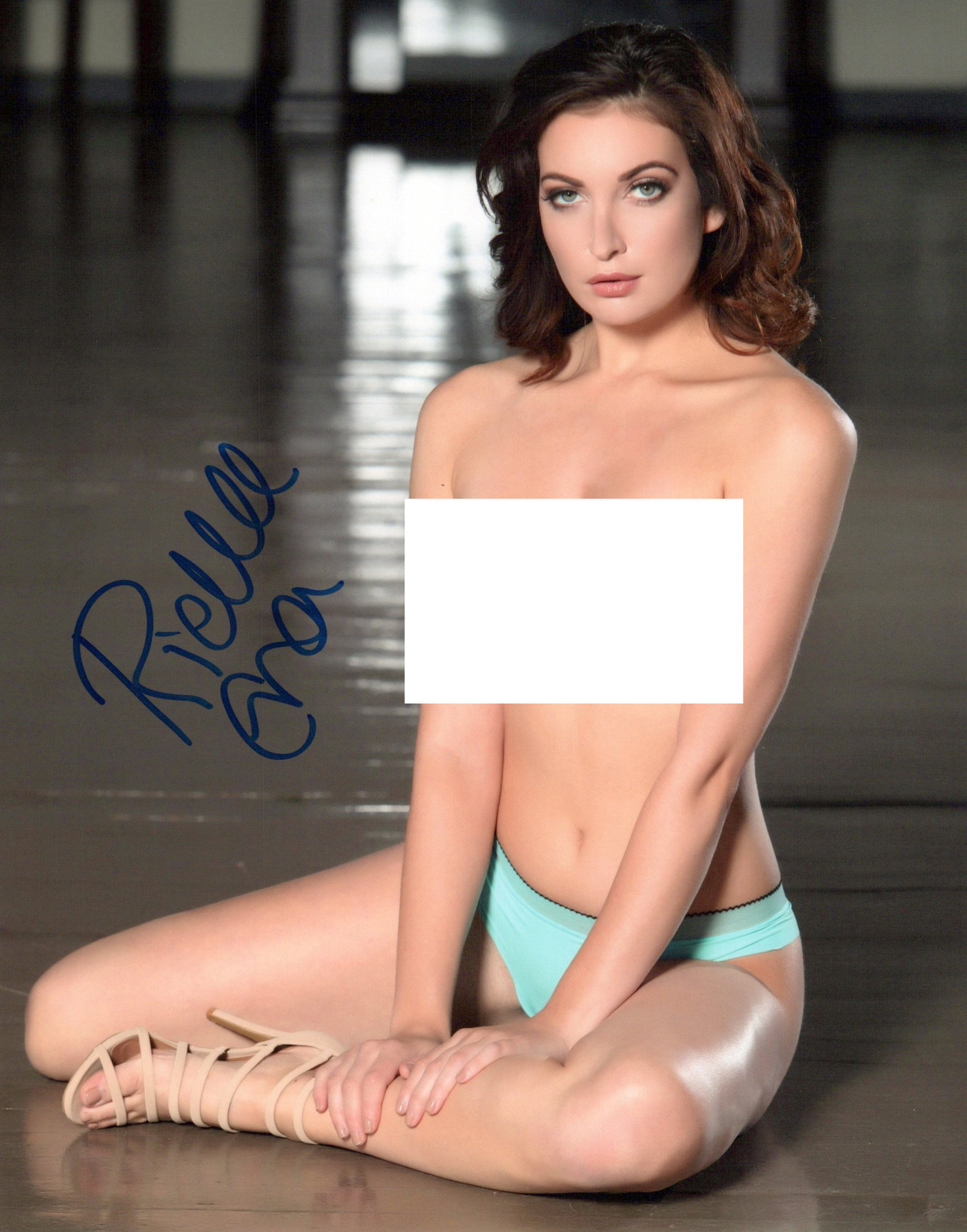 Richelle Eva NY FASHION MODEL In Person Signed Photo: Photo size is 8x10. PRIVATE SIGNING. Richelle Eva in person signed autographed photo. Richelle Eva is a New York City fashion model. This was signed at an exclusive signing and photo shoot on April 19