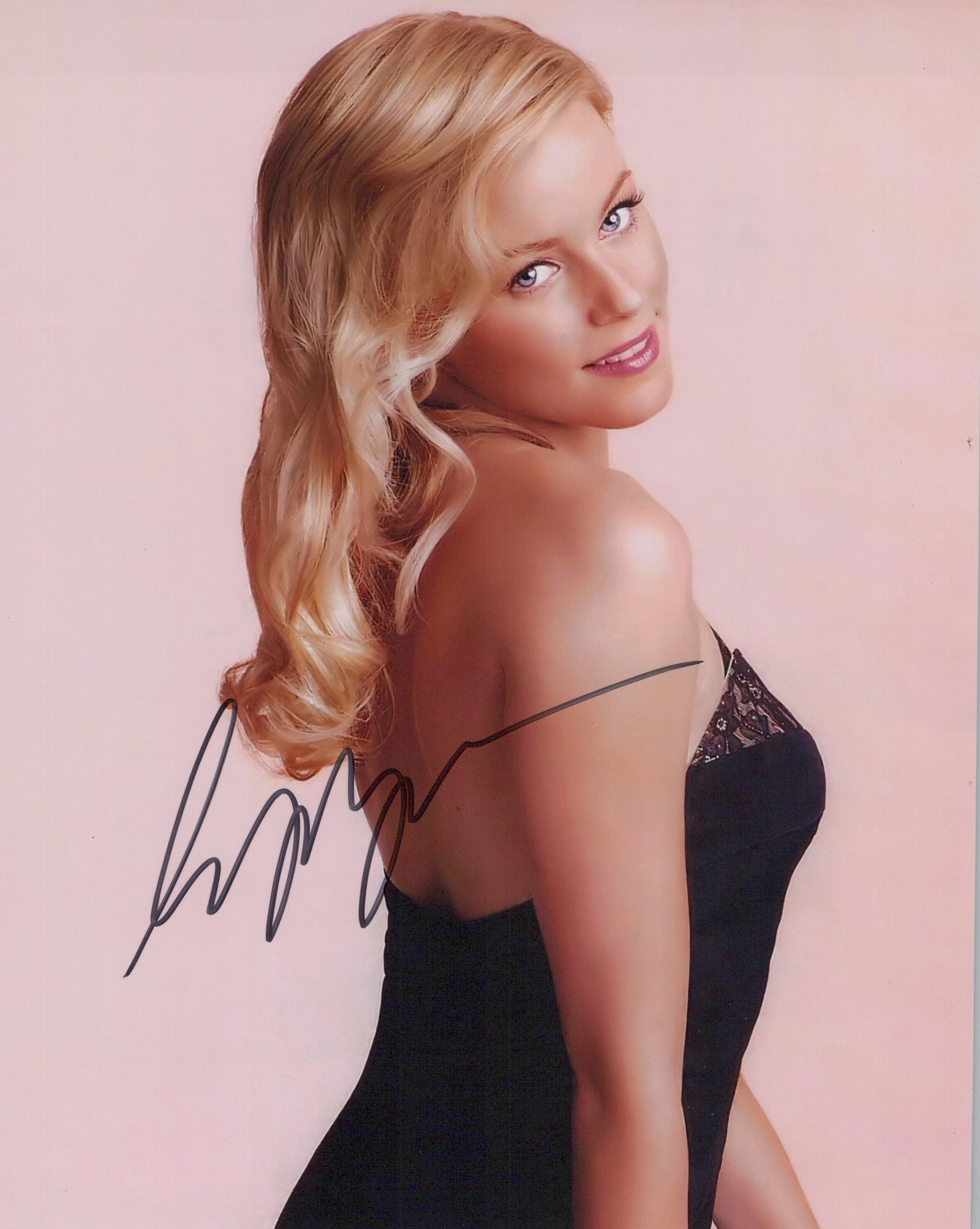 Elizabeth Banks SEXY In Person Signed Photo: Photo size is 8x10. Elizabeth Banks in person signed photo. Elizabeth Banks has done such movies as WALK OF SHAME, PITCH PERFECT, and MAN ON THE LEDGE