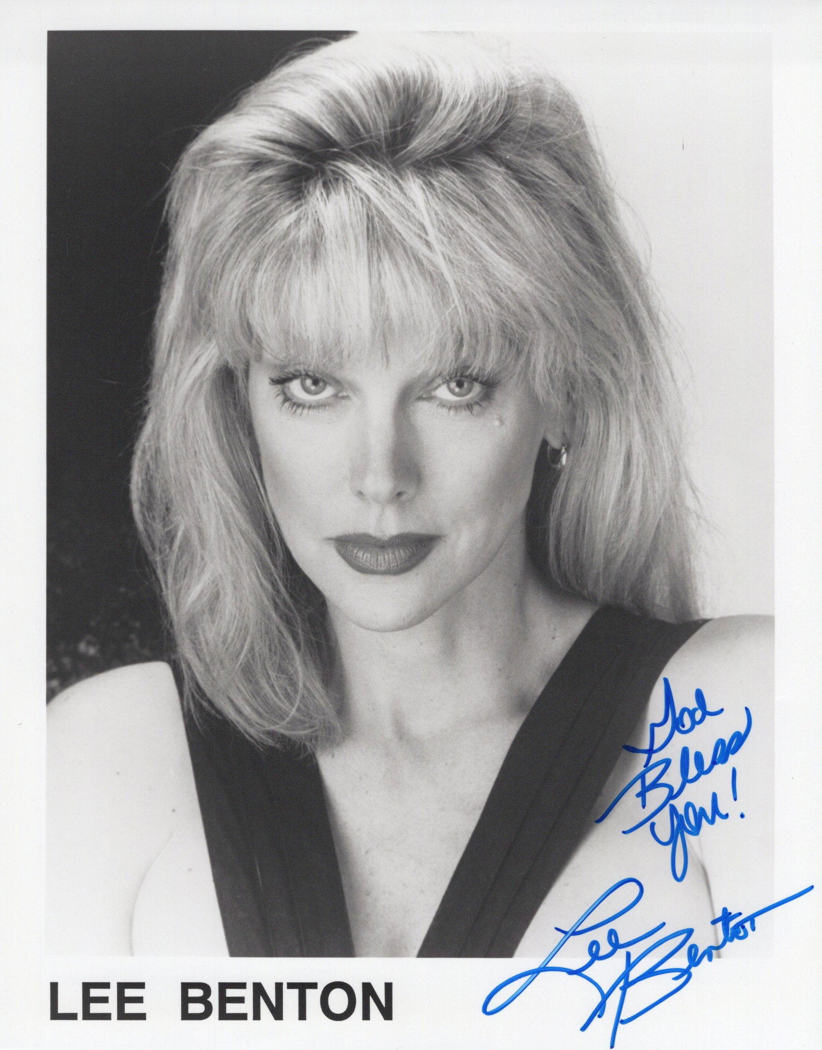 Lee Benton LOIS & CLARK / SCARFACE In Person Signed Photo: Photo size is 8x10. Lee Benton in person signed photo. Lee benton has done such TV and movies as NOCTURNAL ANIMALS, SCARFACE, and LOIS & CLARK.