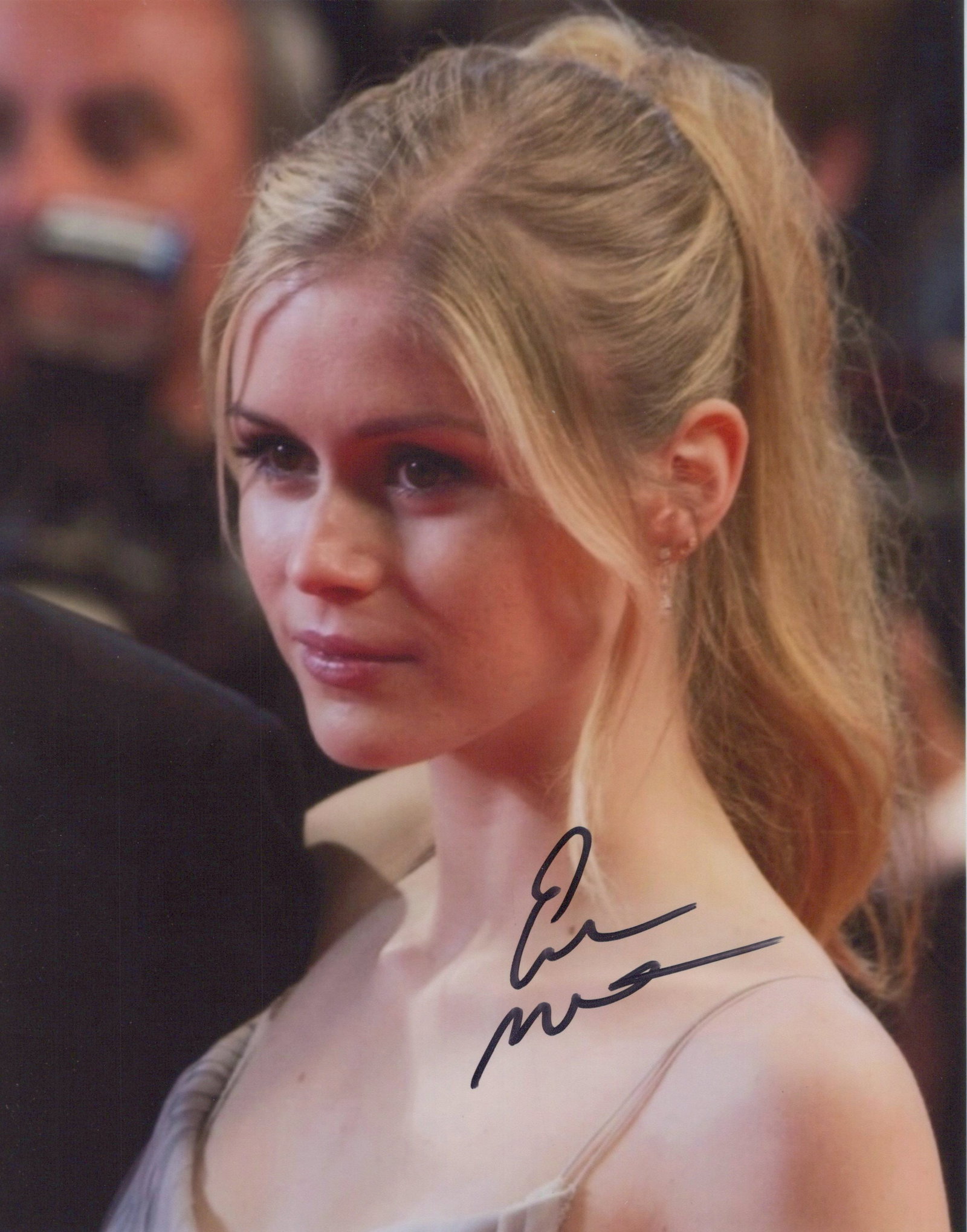 Erin Moriarty PRETTY / THE BOYS In Person Signed Photo: Photo size is 8x10. Erin Moriarty in person signed photo. Erin Moriarty has done such TV and movies as THE BOYS, BLOOD FATHER, and CAPT. FANTASTIC