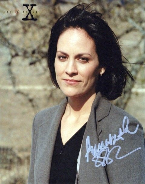 Annabeth Gish X-FILES In Person Signed Photo: Photo size is 8x10. PRIVATE SIGNING. Annabeth Gish in person signed photo from the TV series THE X-FILES. Annabeth Gish as the character's Special Agent Monica Reyes.