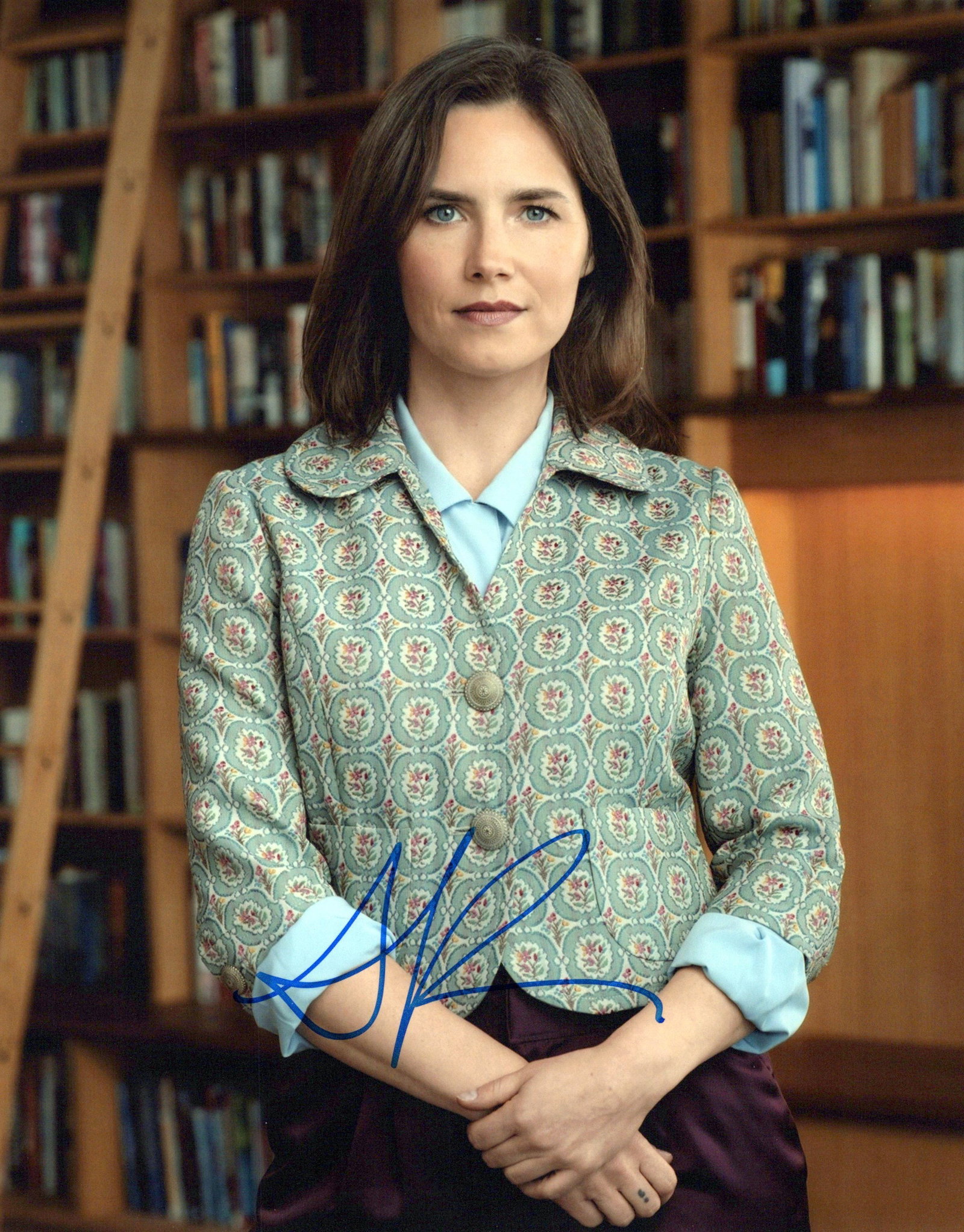 (RARE) Amanda Knox AUTHOR / PUBLIC SPEAKER In Person Signed Photo: Photo size is 8x10. Amanda Knox in person signed photo. Amanda Marie Knox is an American author, journalist, and public speaker who advocates for criminal justice reform and media ethics. She became i