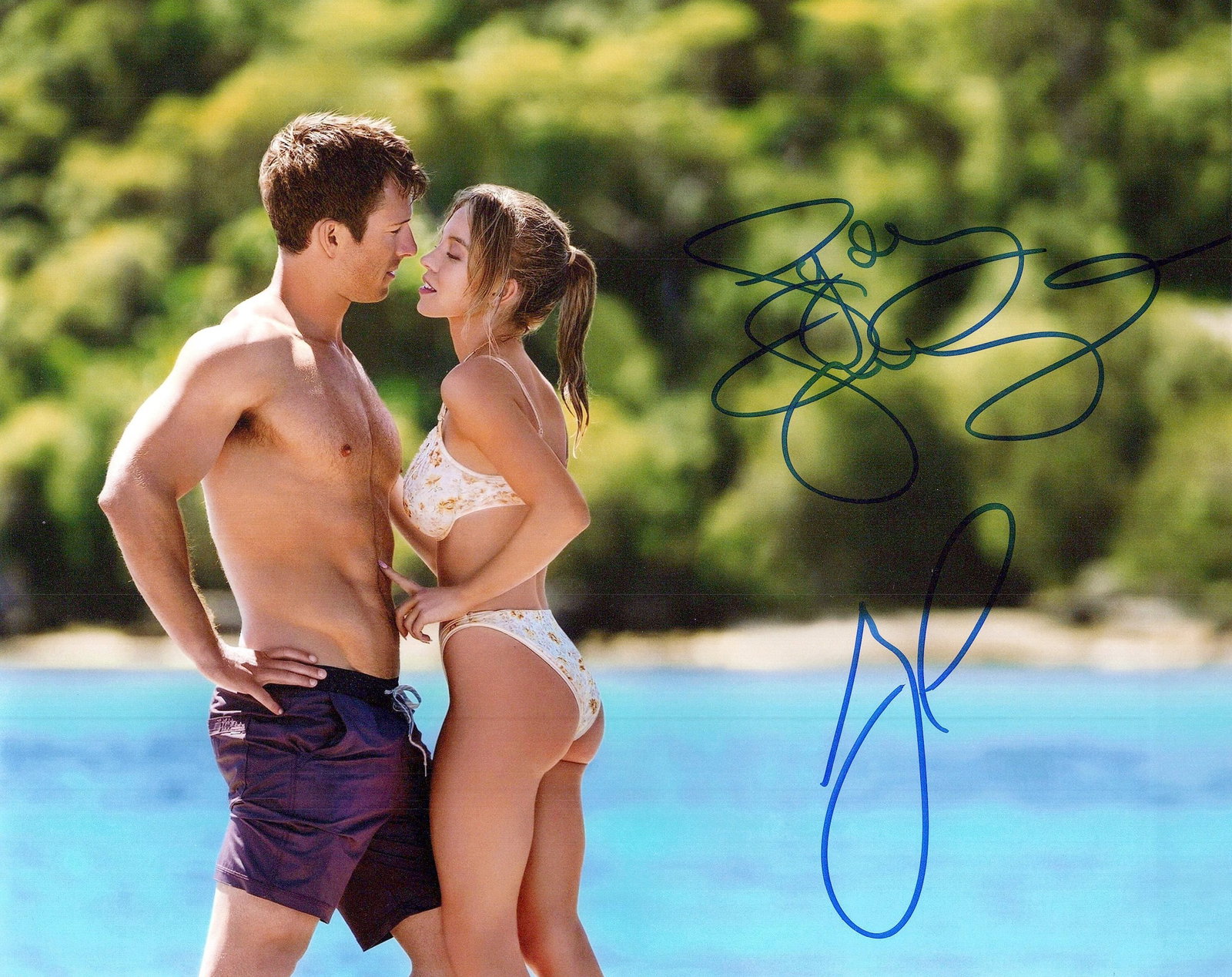 Sydney Sweeney / Glenn Powell ANYONE BUT YOU In Person Signed Photo: Photo size is 8x10. Sydney Sweeney / Glenn Powell in person signed photo from the movie ANYONE BUT YOU. Sydney Sweeney as the character Bea. Glen Powell as the character Ben.