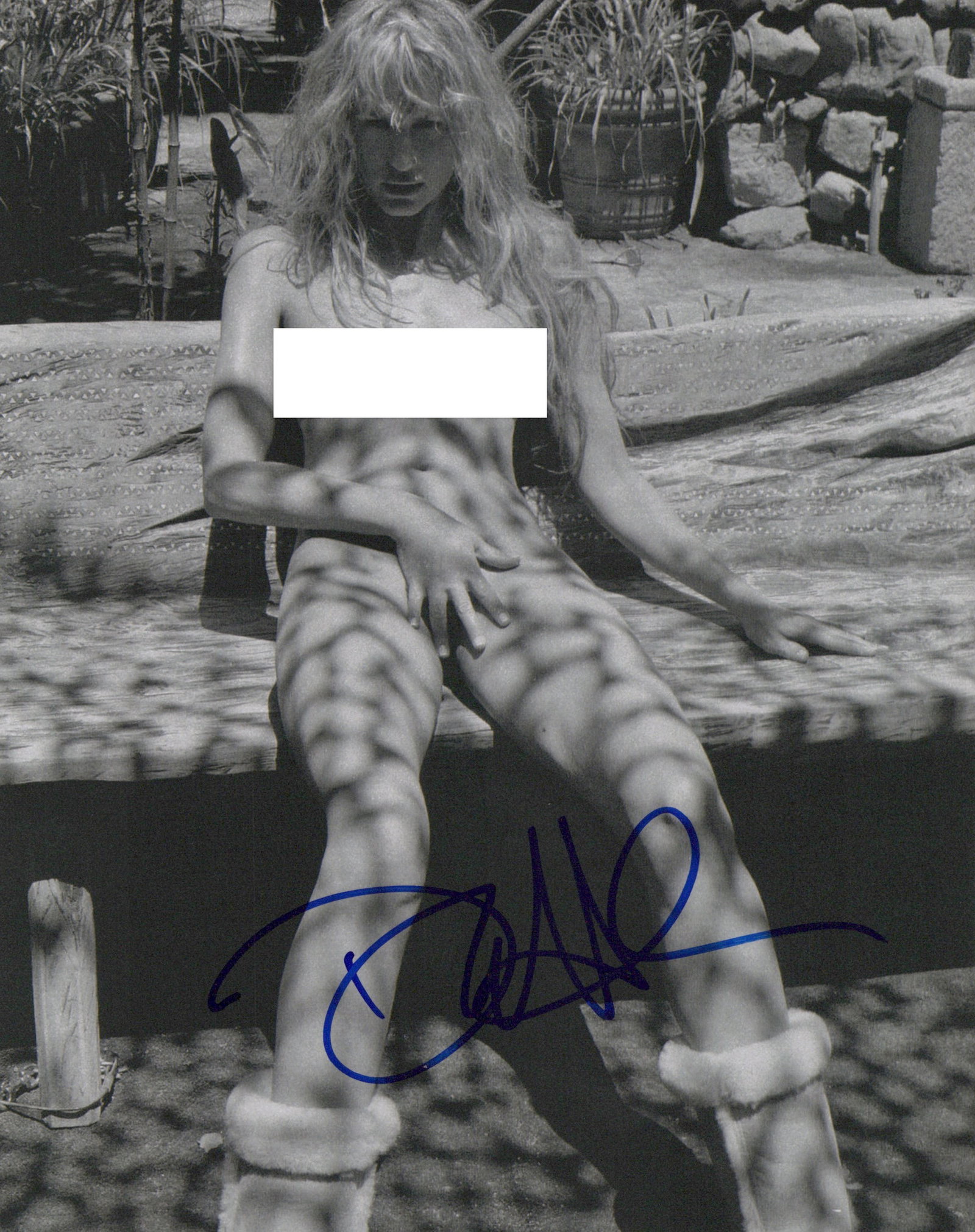 Daryl Hanna NUDE In Person Signed Photo: Photo size is 8x10. Daryl Hanna in person signed photo. Daryl Hannah has done such movies as SPLASH, WALL STREET, and KILL BILL.