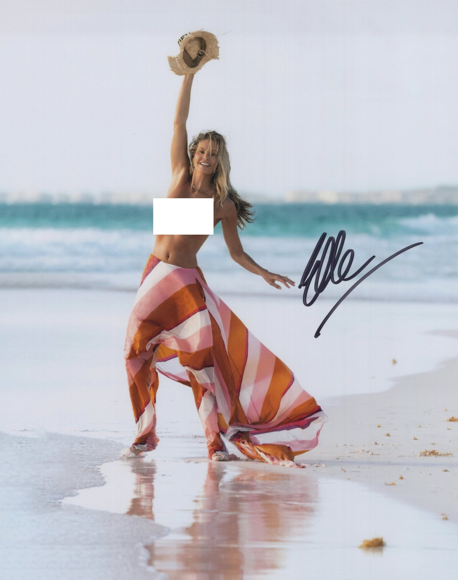 Elle MacPherson SPORTS ILLUSTRATED In Person Signed Photo: Photo size is 8x10. Elle MacPherson in person signed autographed photo. Besides being Sports Illustrated supermodel she is also appeared on TV in such shows as FRIENDS, THE BEAUTIFUL LIFE, and BRITAIN