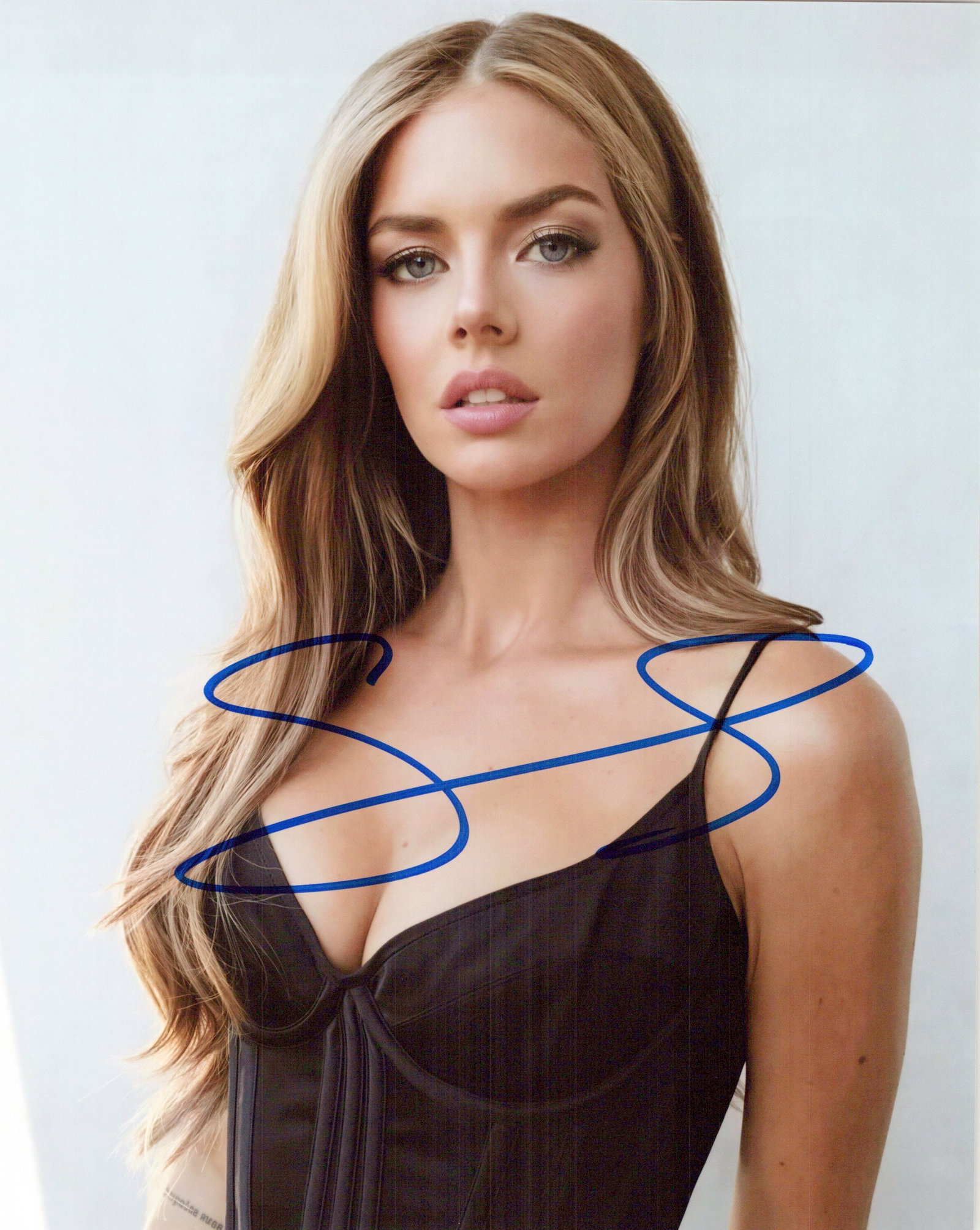 Samara Weaving BABYSITTER / READY OR NOT In Person Signed Photo: Photo size is 8x10. Samara Weaving in person signed photo. Samara weaving has done such TV and movies as OUT OF THE BLUE, THE BABYSITTER, and READY OR NOT