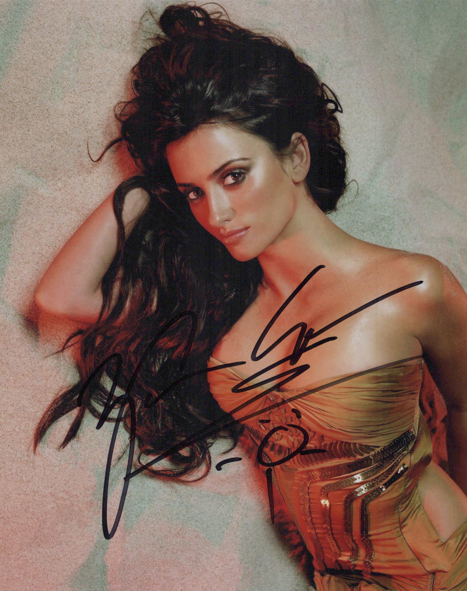 Penelope Cruz / PIRATES / VANILLA SKY In Person Sign Photo: Photo size is 8x10. Penelope Cruz sexy in person sign photo. Penelope Cruz has done such movies as PIRATES OF THE CARIBBEAN, VANILLA SKY, and ZOOLANDER 2.