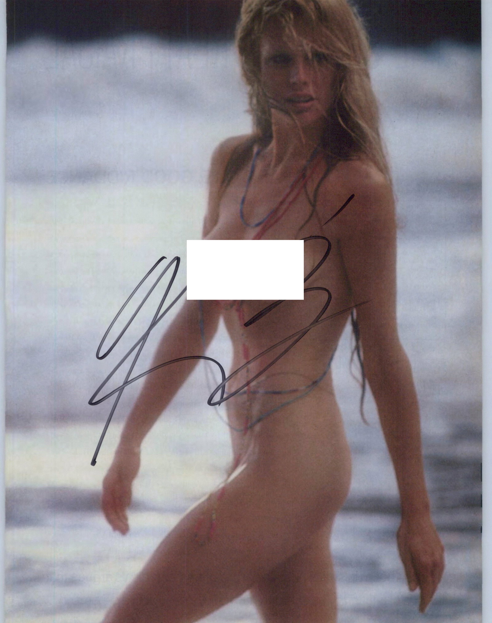 Kim Basinger LA CONFIDENTIAL / BATMAN In Person Signed Photo: Photo size is 8x10. Kim Basinger sexy in person signed photo. Kim Basinger has done such movies as LA CONFIDENTIAL, BLIND DATE, and BATMAN