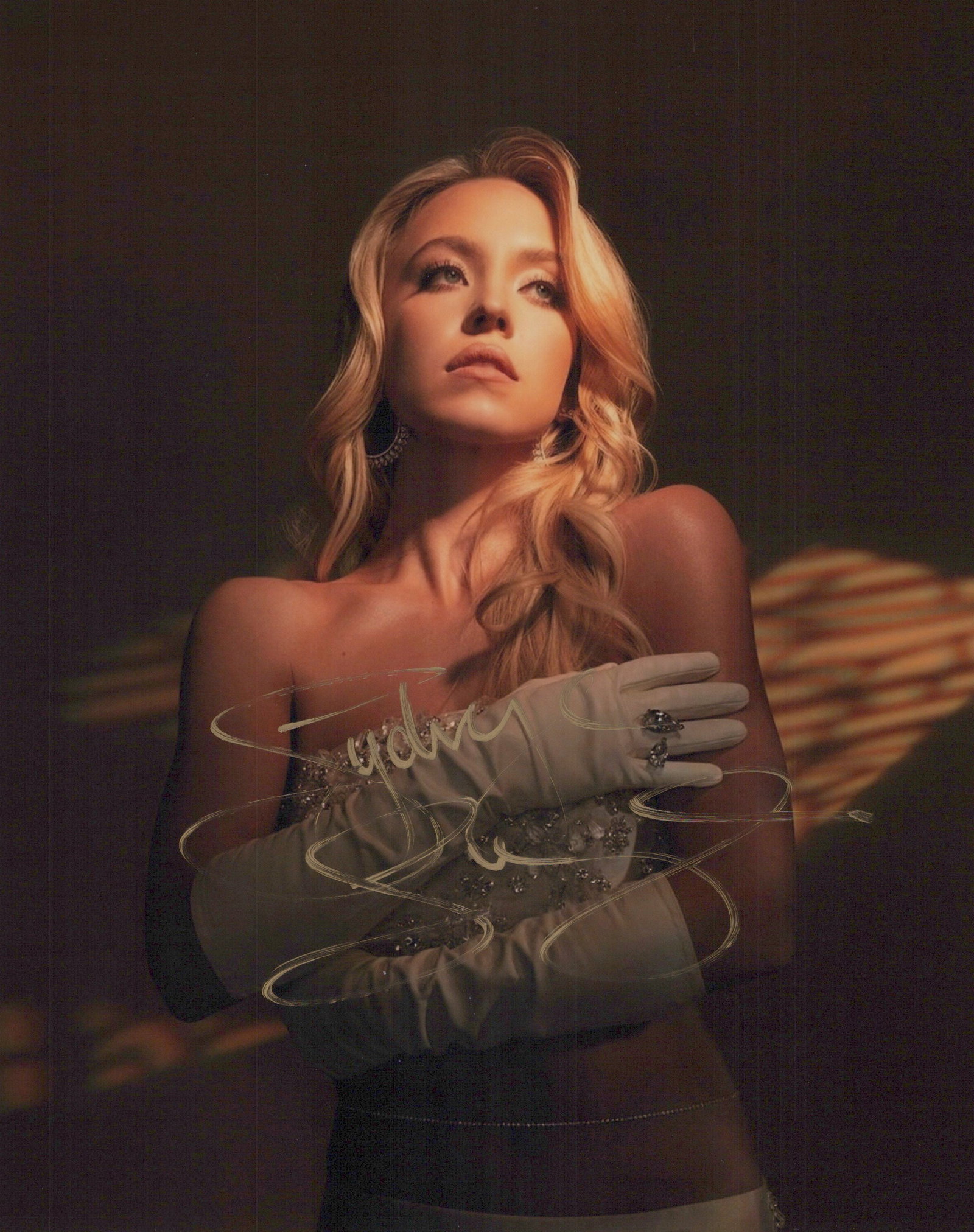 Sydney Sweeny EUPHORIA / WHITE LOTUS In Person Signed Photo: Photo size is 8x10. Sydney Sweeney stunningly gorgeous in person signed photo. Sydney Sweeny has done such TV and movies as EUPHORIA, WHITE LOTUS, and ANYONE BUT YOU.