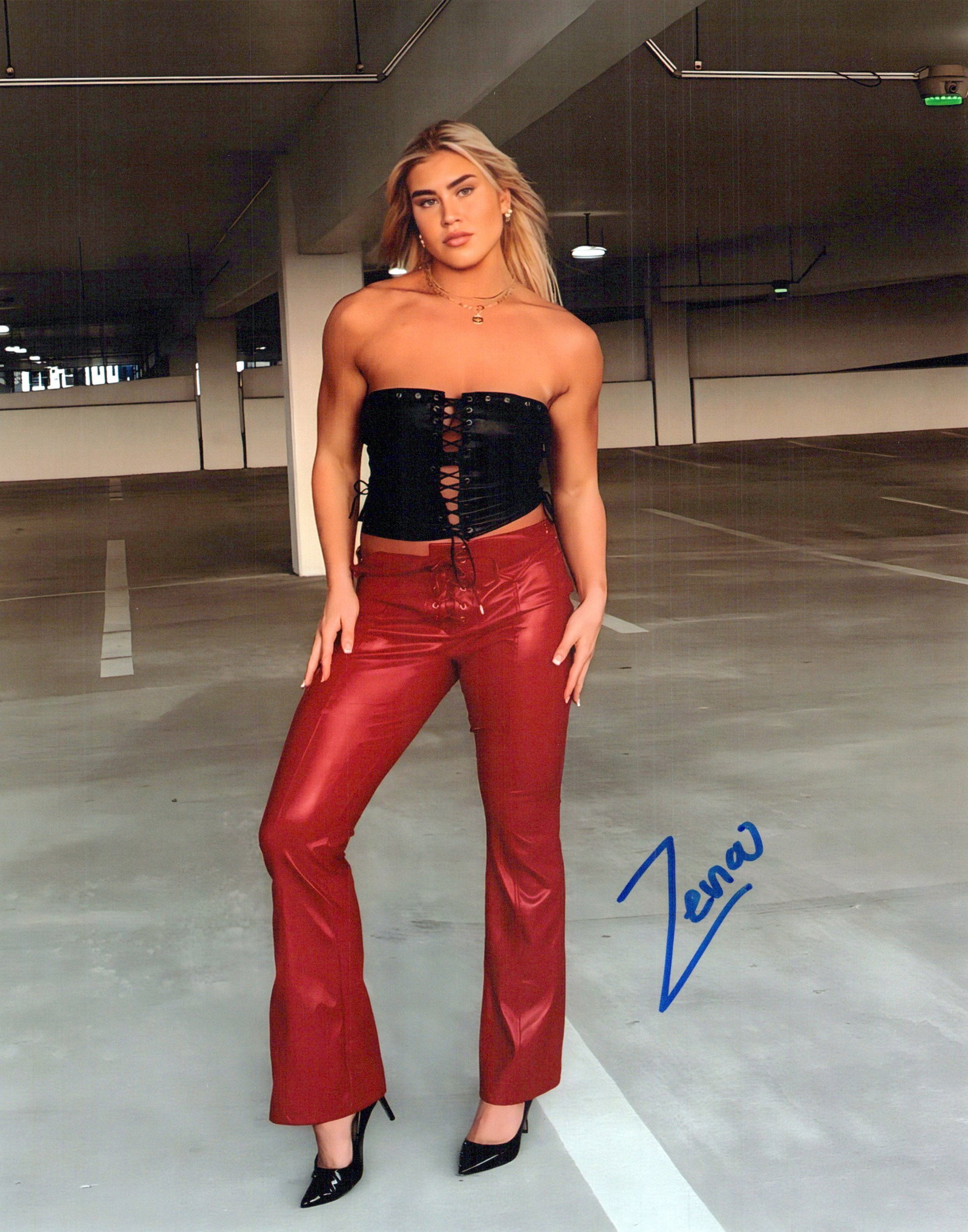 Zena Sterling WWE / STUNNING In Person Signed Photo: Photo size is 8x10. PRIVATE SIGNING. Zena Sterling in person signed photo. Olena Sadovska (February 18, 2004) is an American professional wrestler of Ukrainian descent previously signed to World Wrest