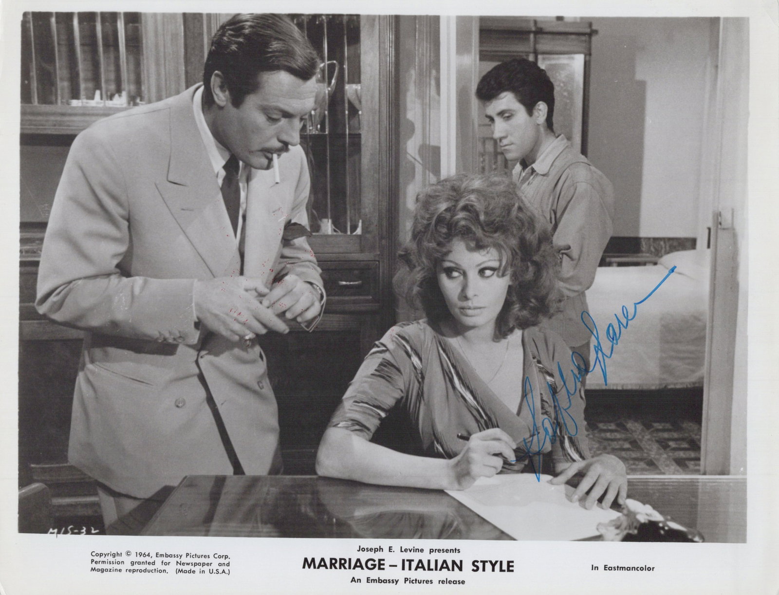 Sophia Loren MARRIAGE ITALIAN STYLE In Person Signed Photo: Photo size is 8x10. Sophia Loren in person signed photo from the movie MARRIAGE ITALIAN STYLE. Sophia Loren as the character Filumena Marturano