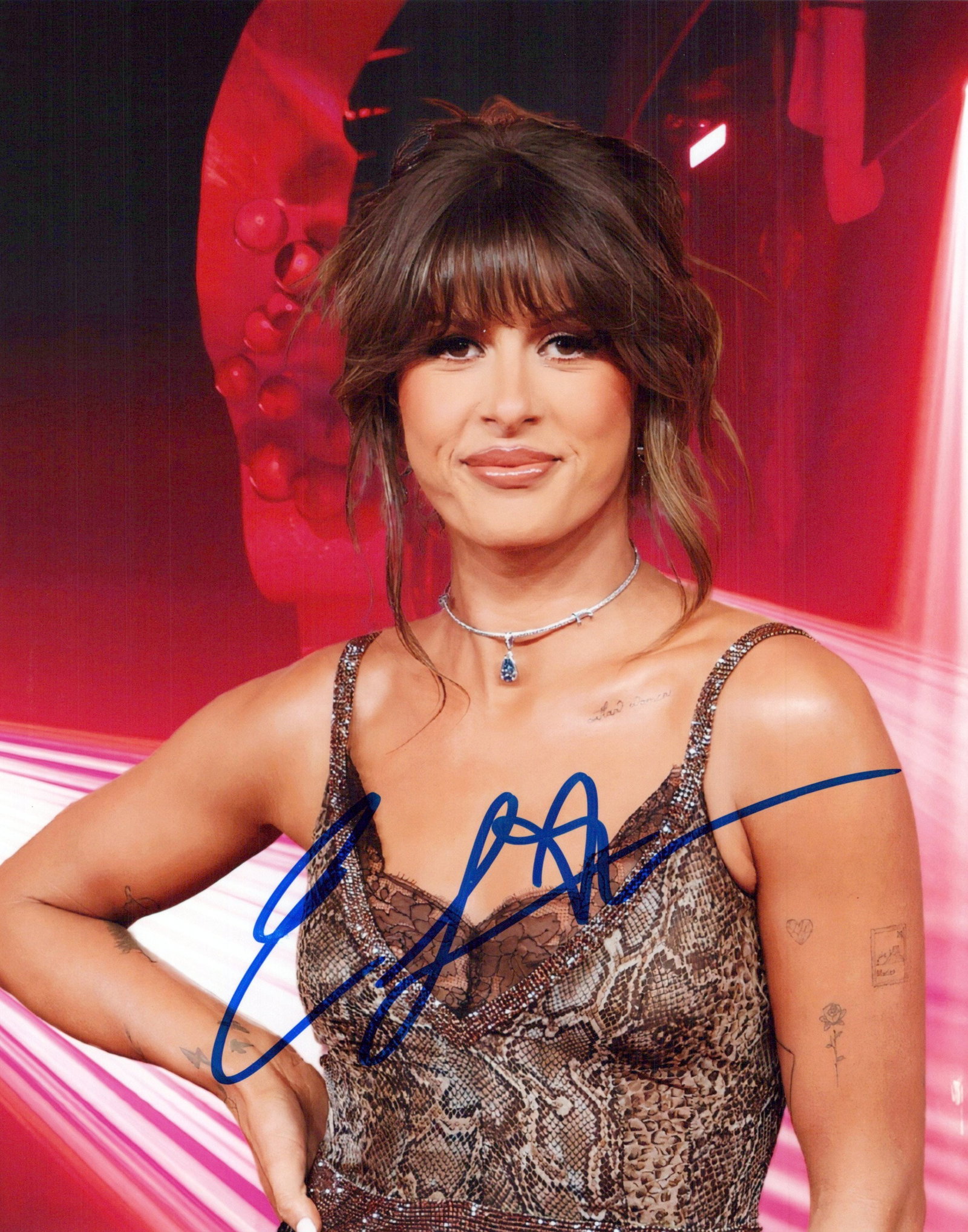 Ella Langley COUNTRY SInGER In Person Signed Photo: Photo size is 8x10. Ella Langley in person signed photo. Ella Langley is an American country music singer-songwriter from Alabama. She is signed to Sony Music Nashville and Columbia Records. Her debut