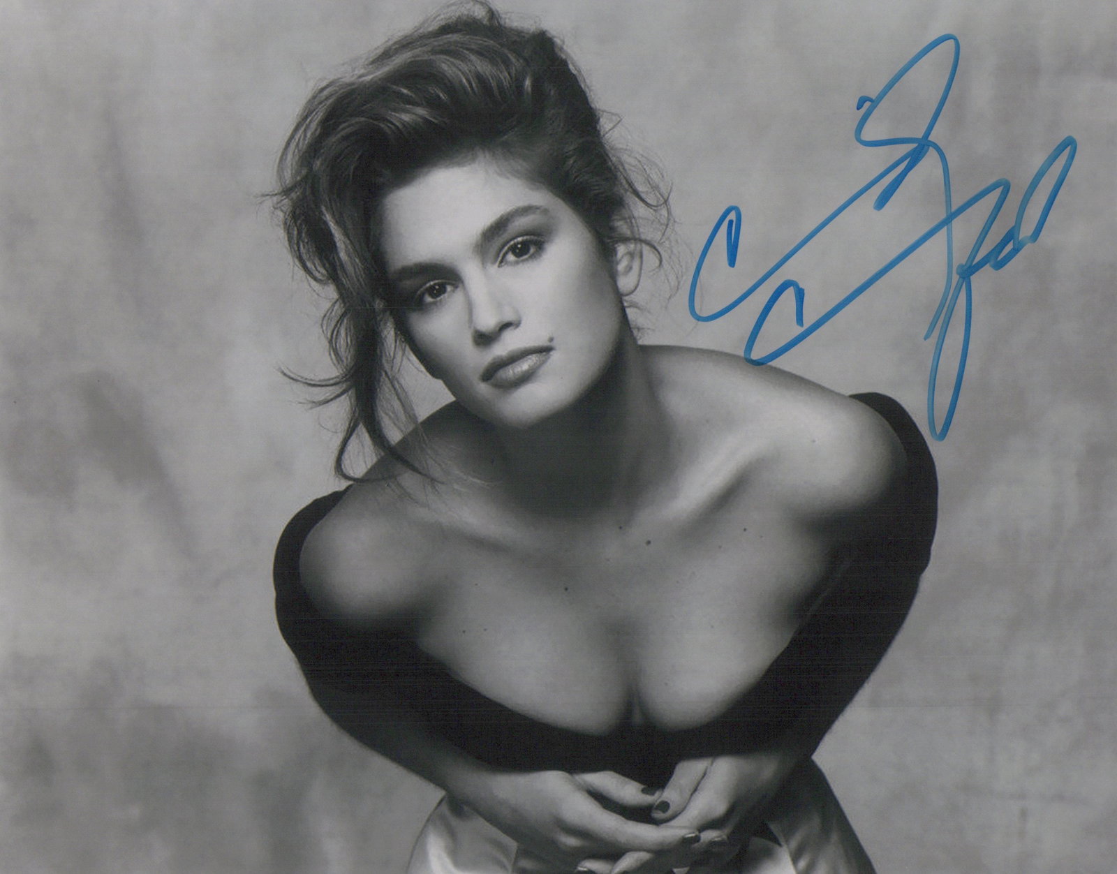 Cindy Crawford SEXY In Person Signeded Photo: Photo size is 8x10. Cindy Crawford is an American model, actress, and television personality. During the 1980s and 1990s, she was among the most popular supermodels and an ubiquitous presence on magaz