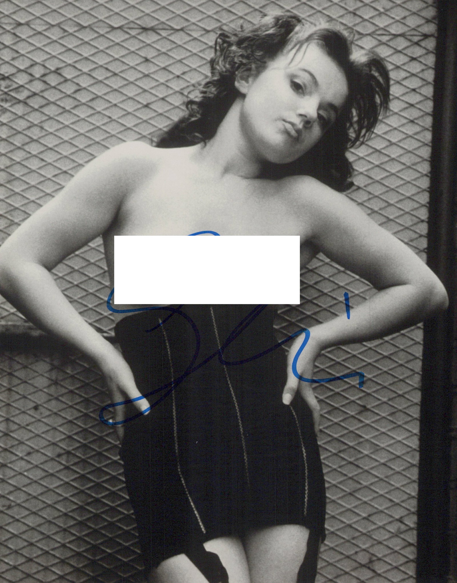 Geri Halliwell SPICE GIRLS / NUDE In Person Signed Photo: Photo size is 8x10. Geri Halliwell in person signed photo. Geraldine Estelle Halliwell-Horner is an English singer, songwriter, television personality, author, and actress. Born in Hertfordshire, Hall