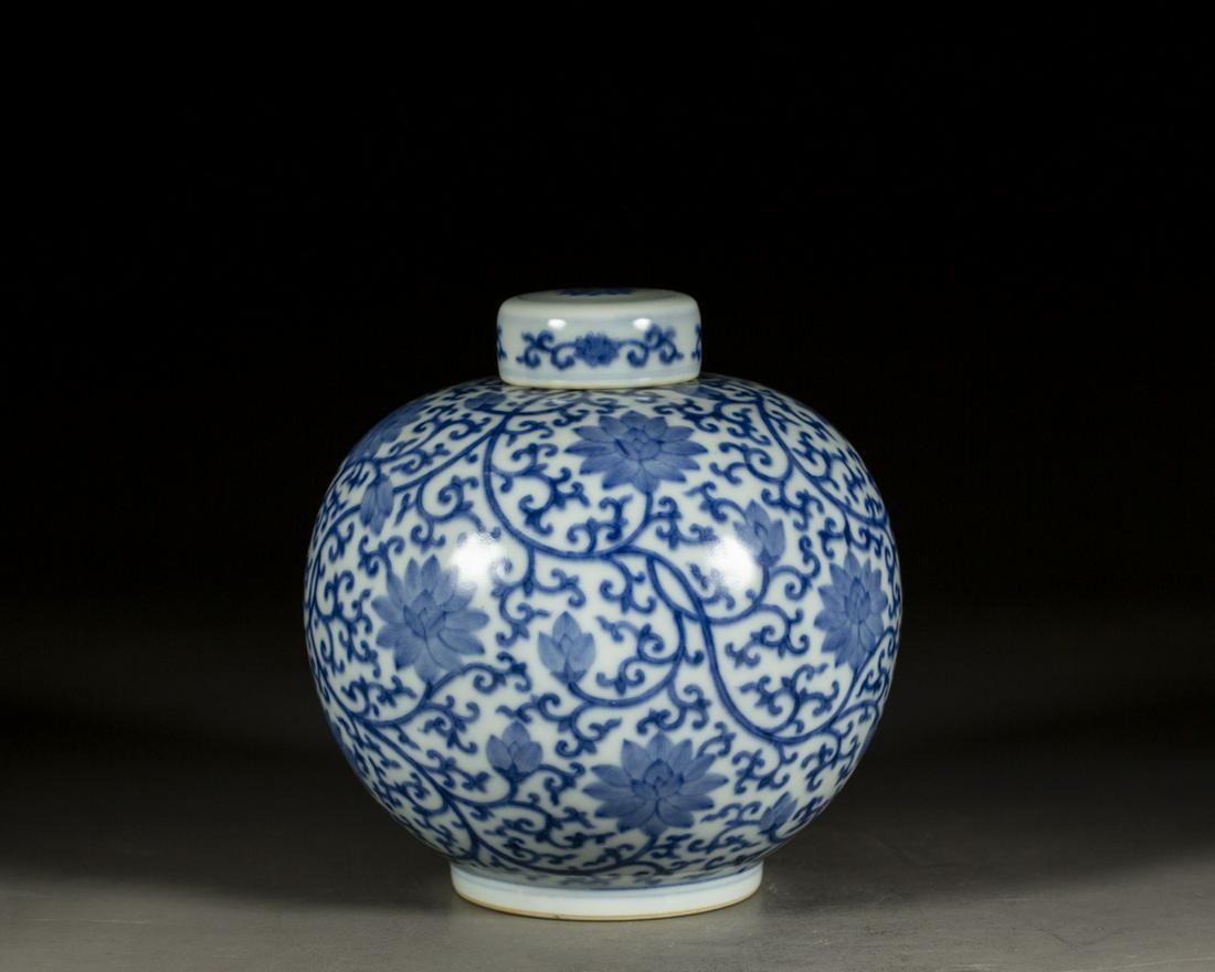A SMALL CHINESE BLUE AND WHITE LOTUS JAR WITH COVER, QING DYNASTY (1 of 8)