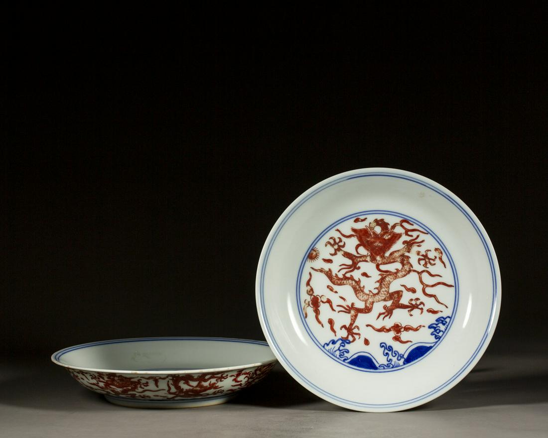 A PAIR OF CHINESE BLUE AND WHITE IRON RED GLAZED DRAGON DISHS, MING DYNASTY (1 of 10)