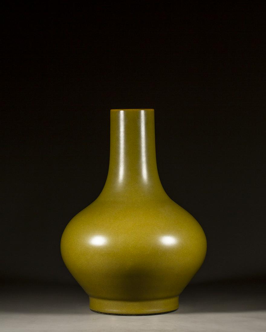 A CHINESE TEA DUST GLAZED VASE, QING DYNASTY (1 of 6)