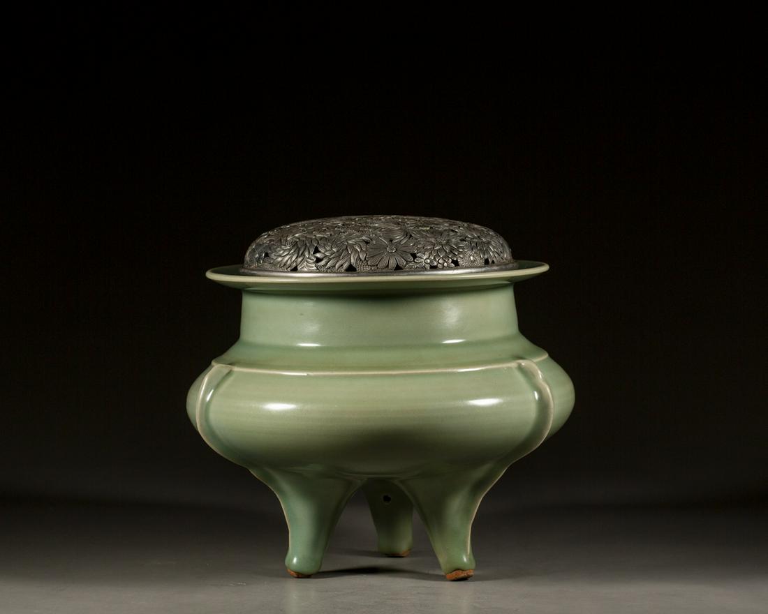 A CHINESE LONGQUAN CELADON TRIPOD INCENSE BURNER, YUAN DYNASTY (1 of 8)