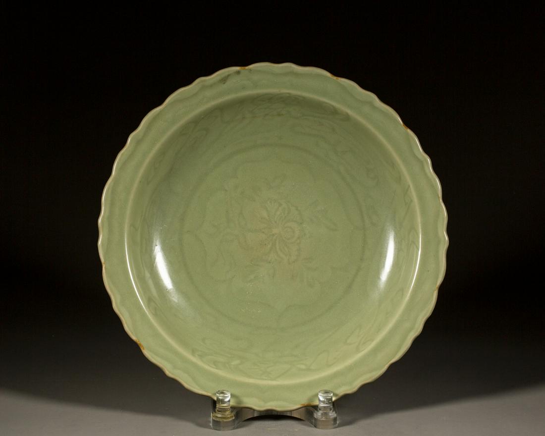 A CHINESE  LONGQUAN CELADON FLOWER CARVED DISH, MING DYNASTY (1 of 7)