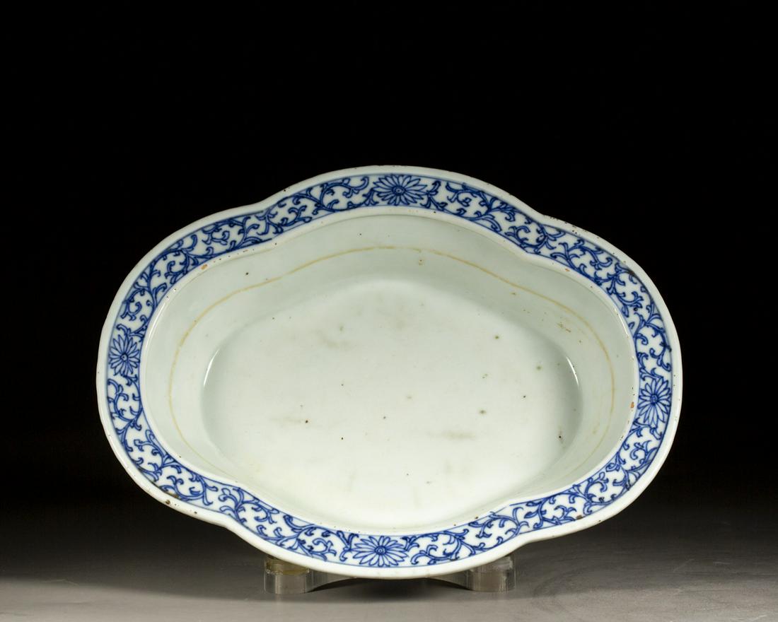 A CHINESE BLUE AND WHITE LOTUS FLOWER POT, EARLY QING DYNASTY (1 of 7)