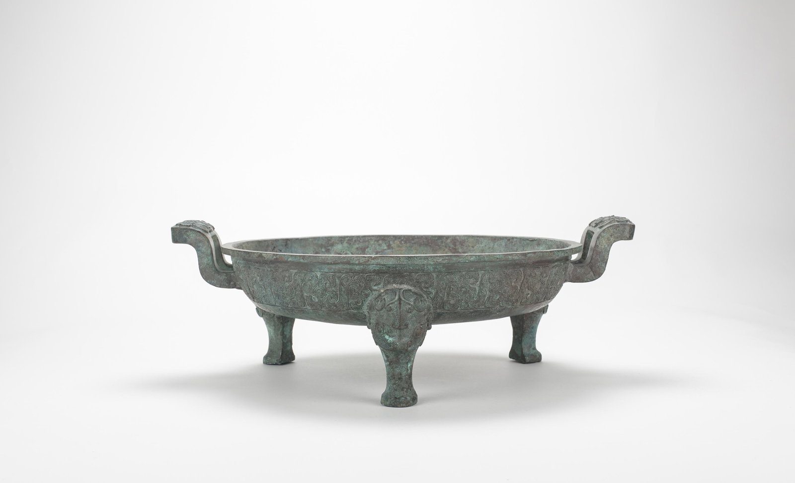 A CHINESE ARCHAIC BRONZE RITUAL TRIPOD VESSEL, PAN, ZHOU DYNASTY (1 of 1)