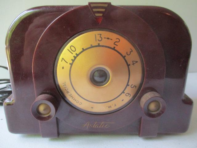 Astatic Corp. Radio Model BT - Plastic Art Deco (1 of 9)