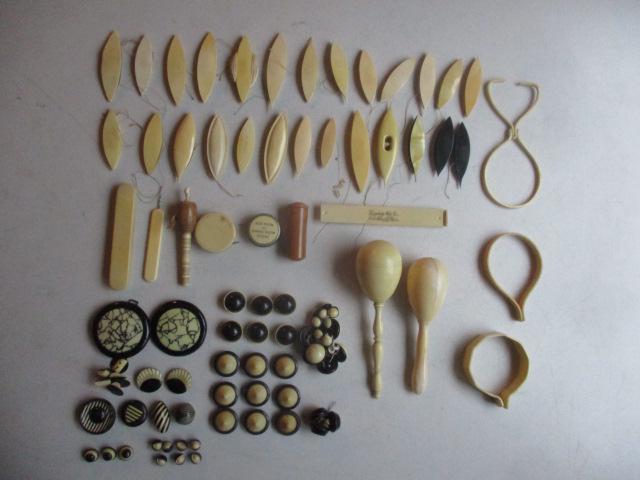 Celluloid Sewing Shuttles - 26 & Other Sewing Items (1 of 9)
